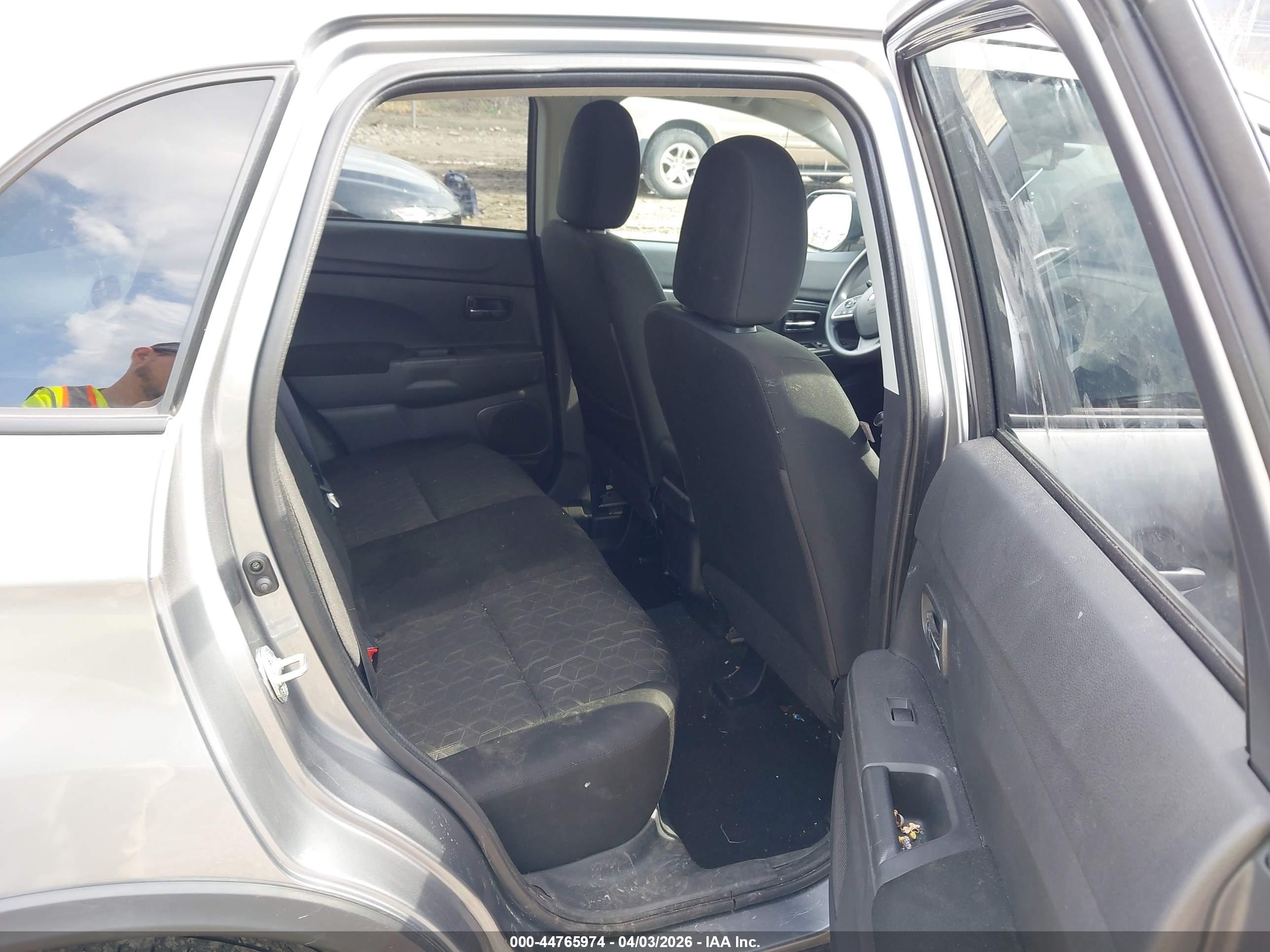 MITSUBISHI OUTLANDER image 8