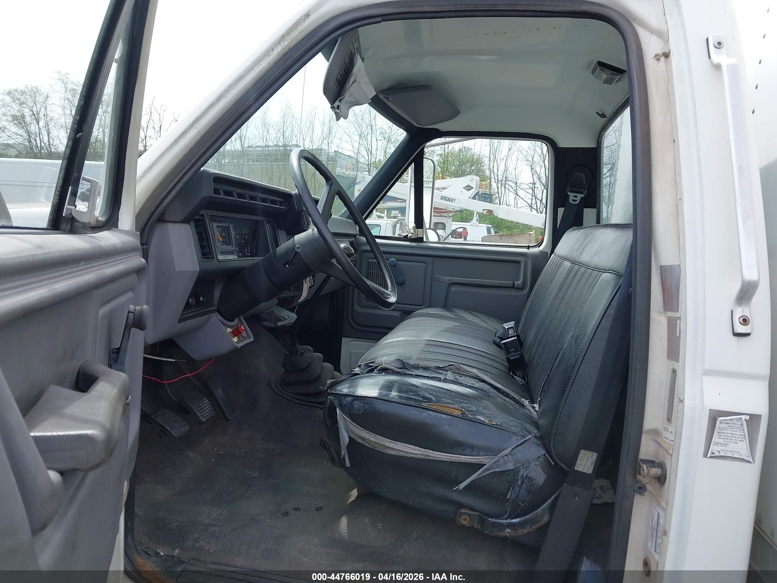 FORD F700 image 8