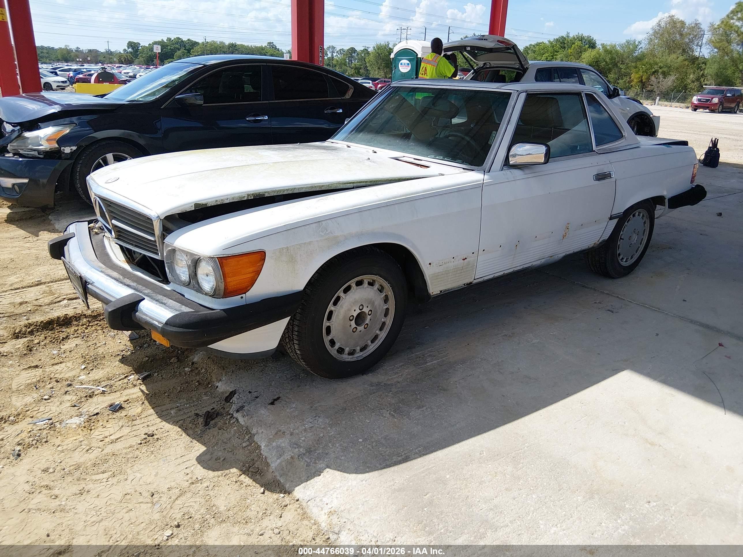 MERCEDES-BENZ 560 image 2