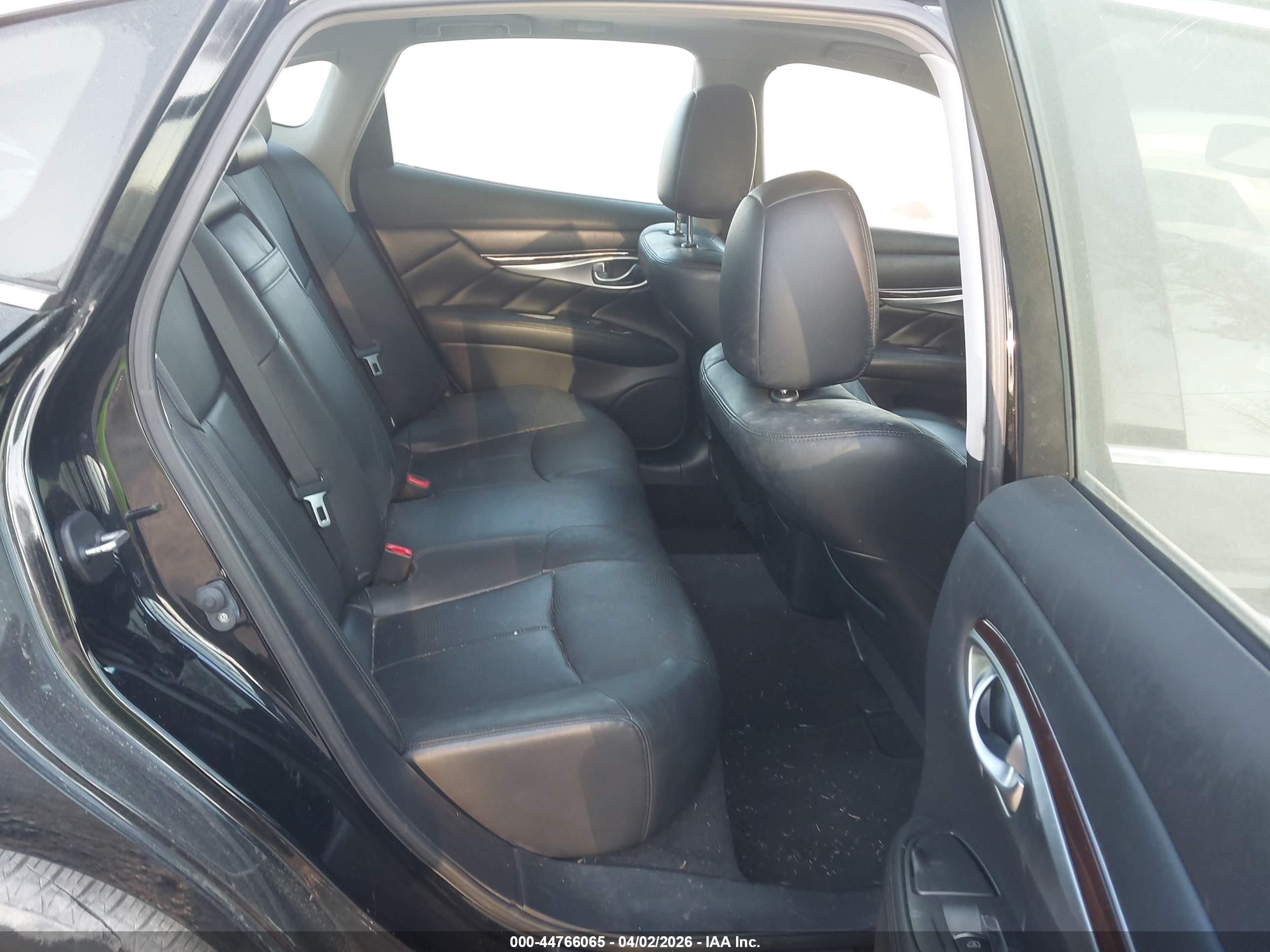 INFINITI Q70 image 8