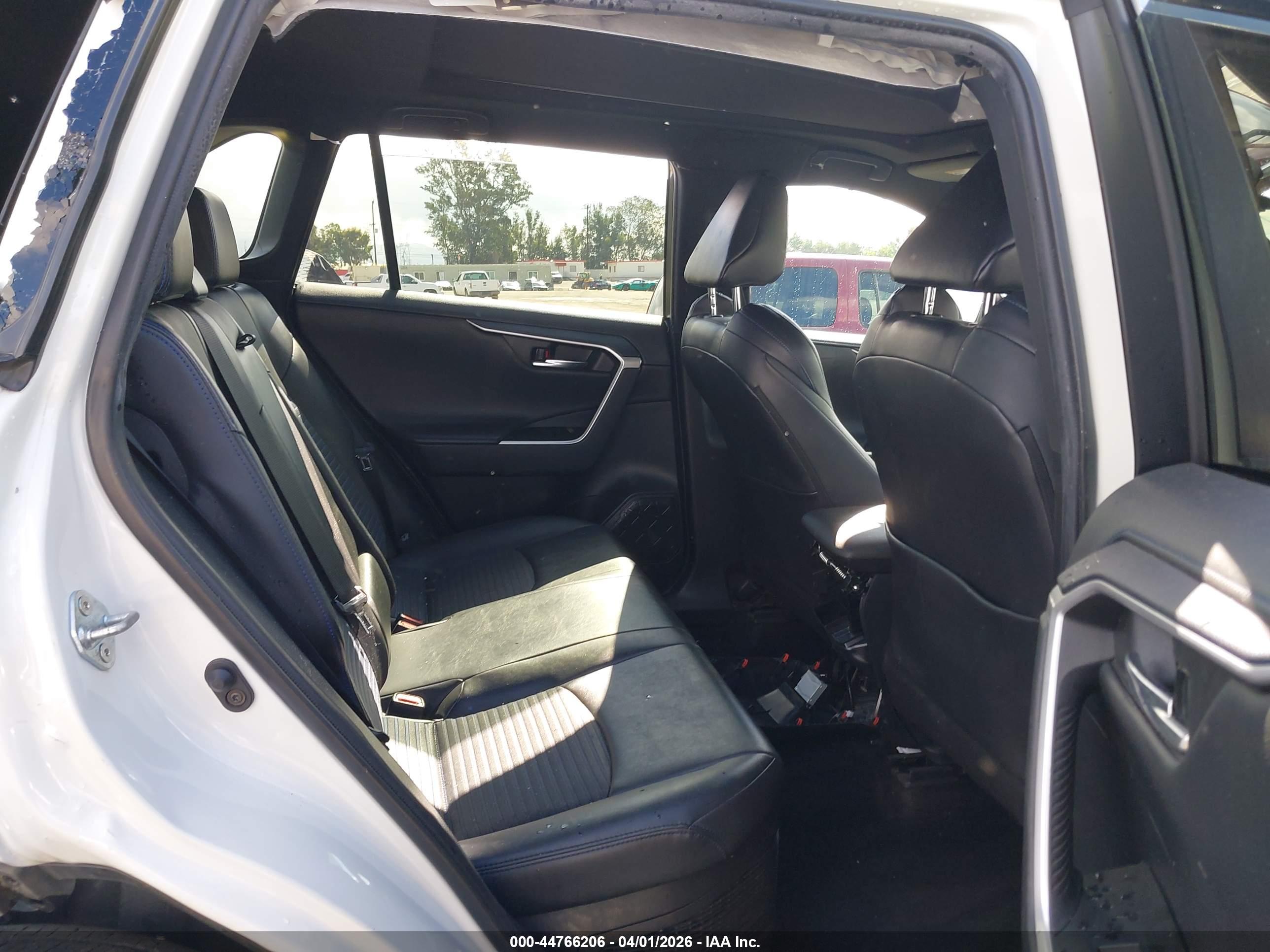 TOYOTA RAV4 image 8