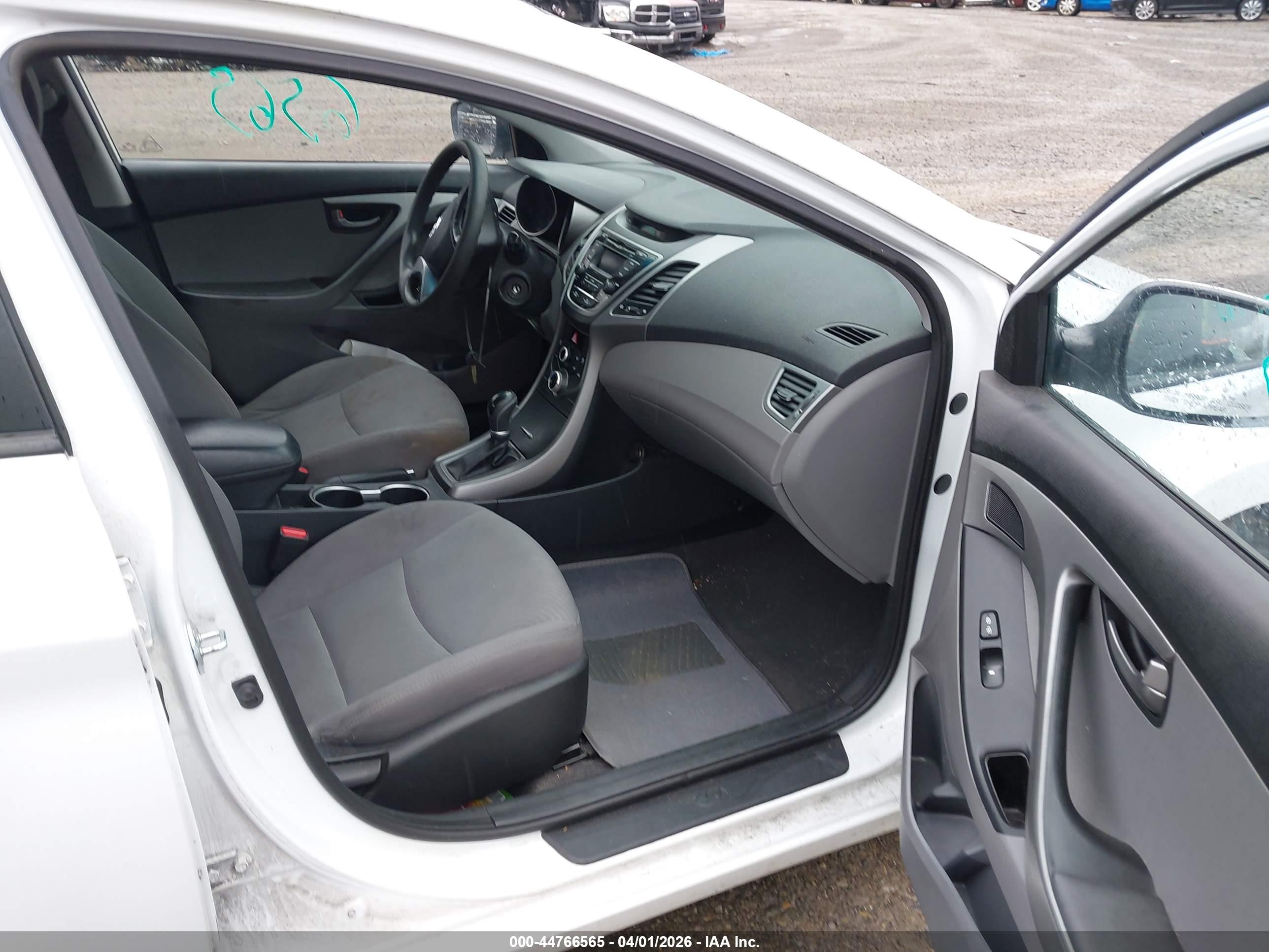 HYUNDAI ELANTRA image 5
