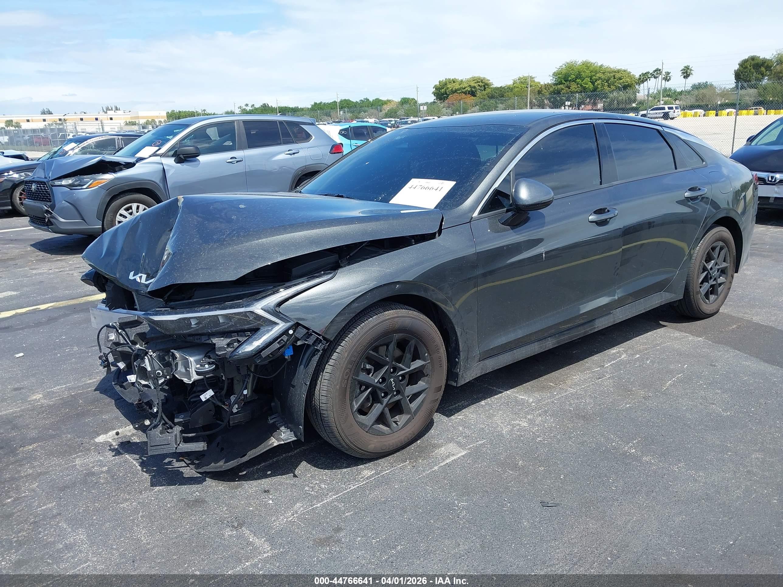 KIA K5 image 2