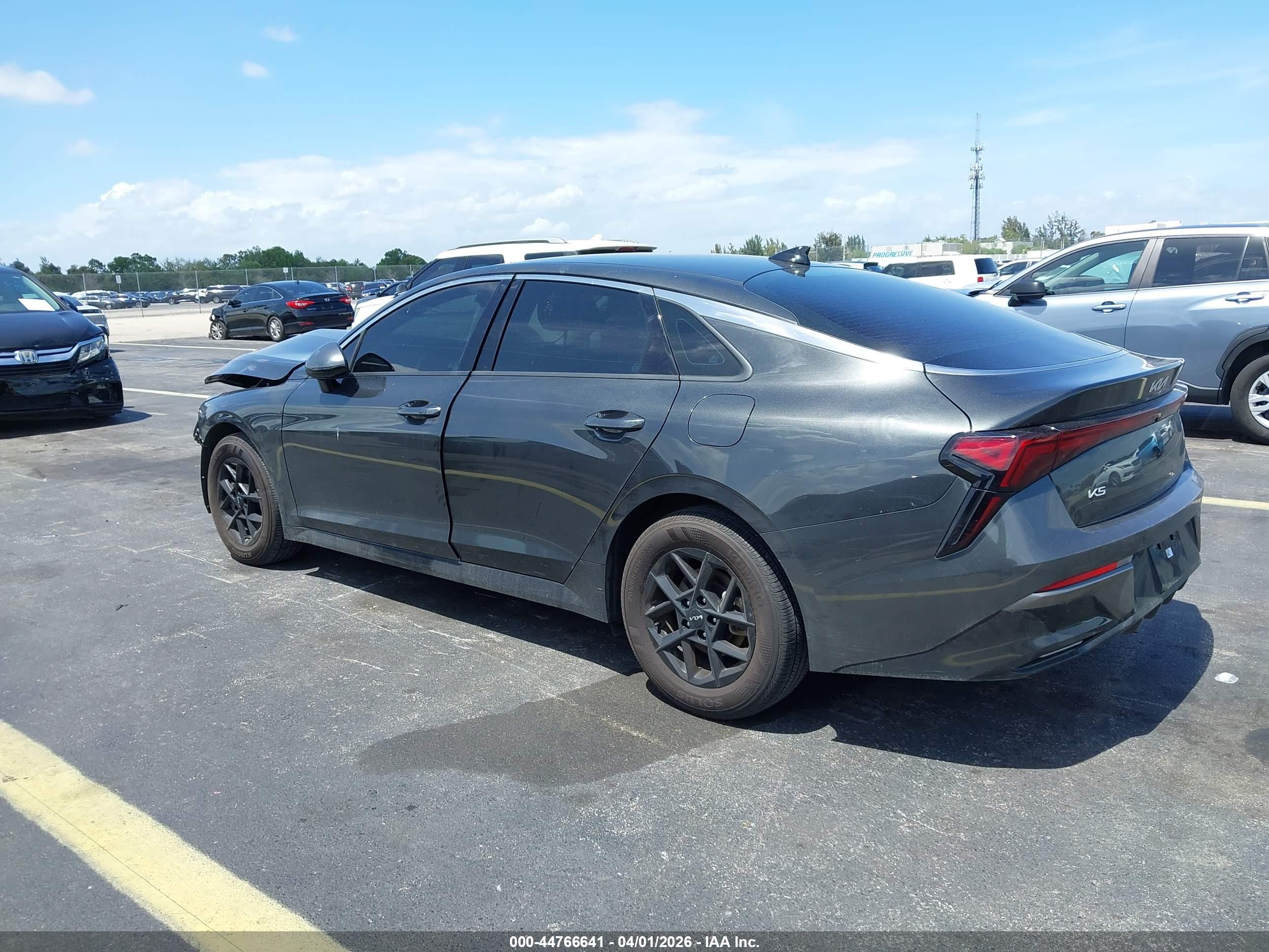 KIA K5 image 3