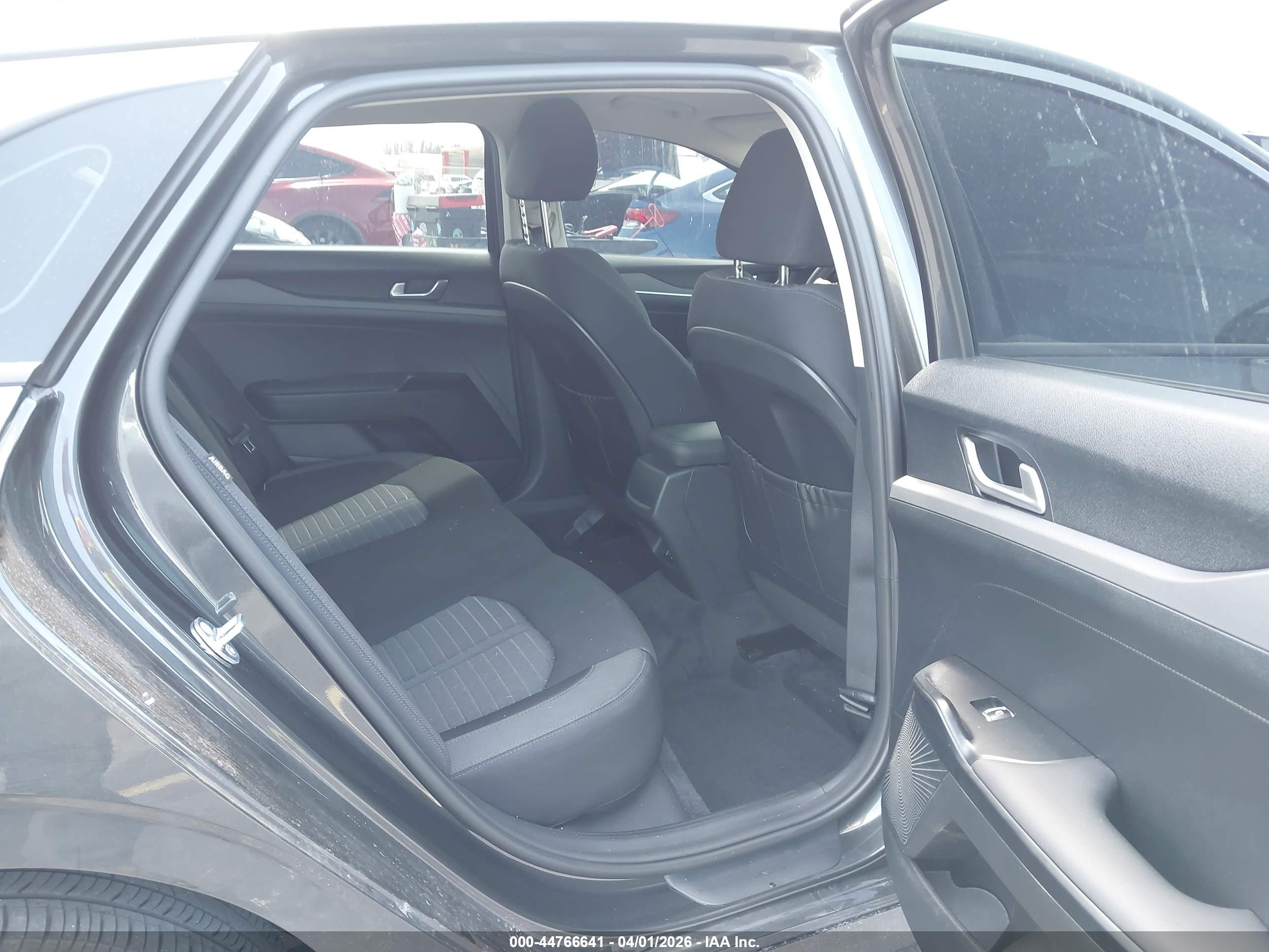 KIA K5 image 8