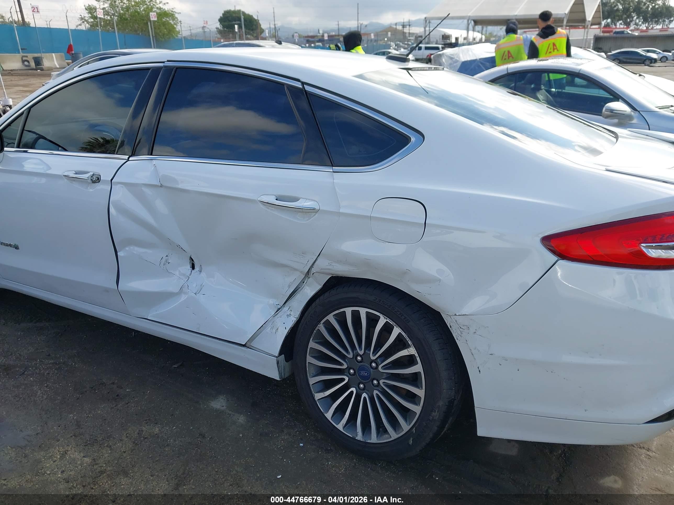 FORD FUSION image 6