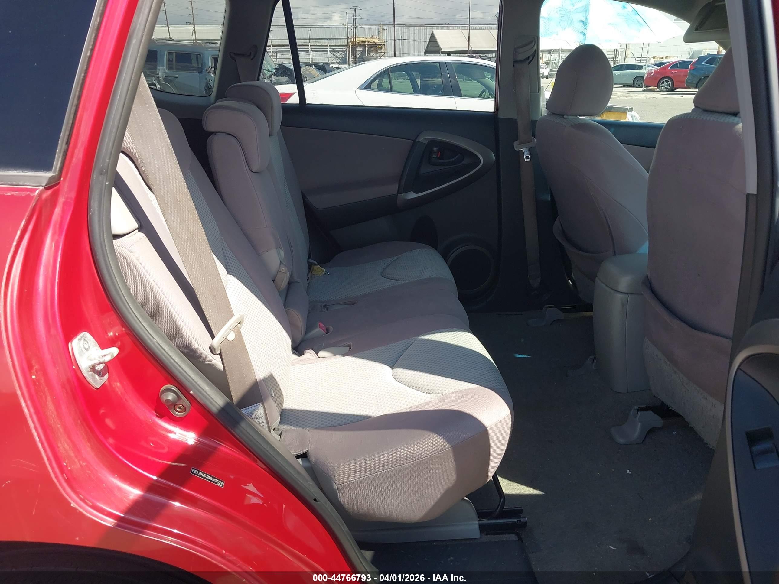 TOYOTA RAV4 image 8