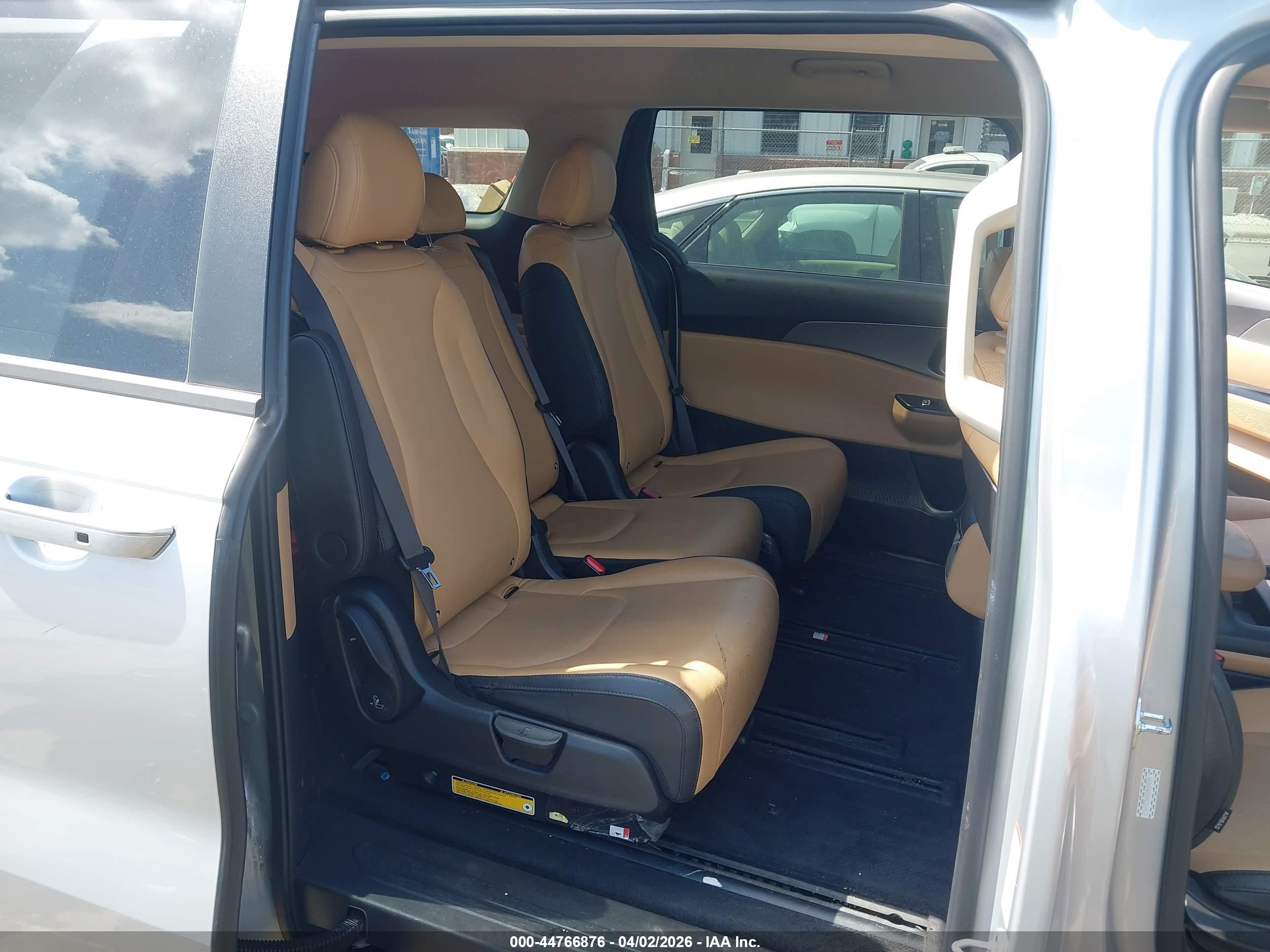KIA CARNIVAL image 8
