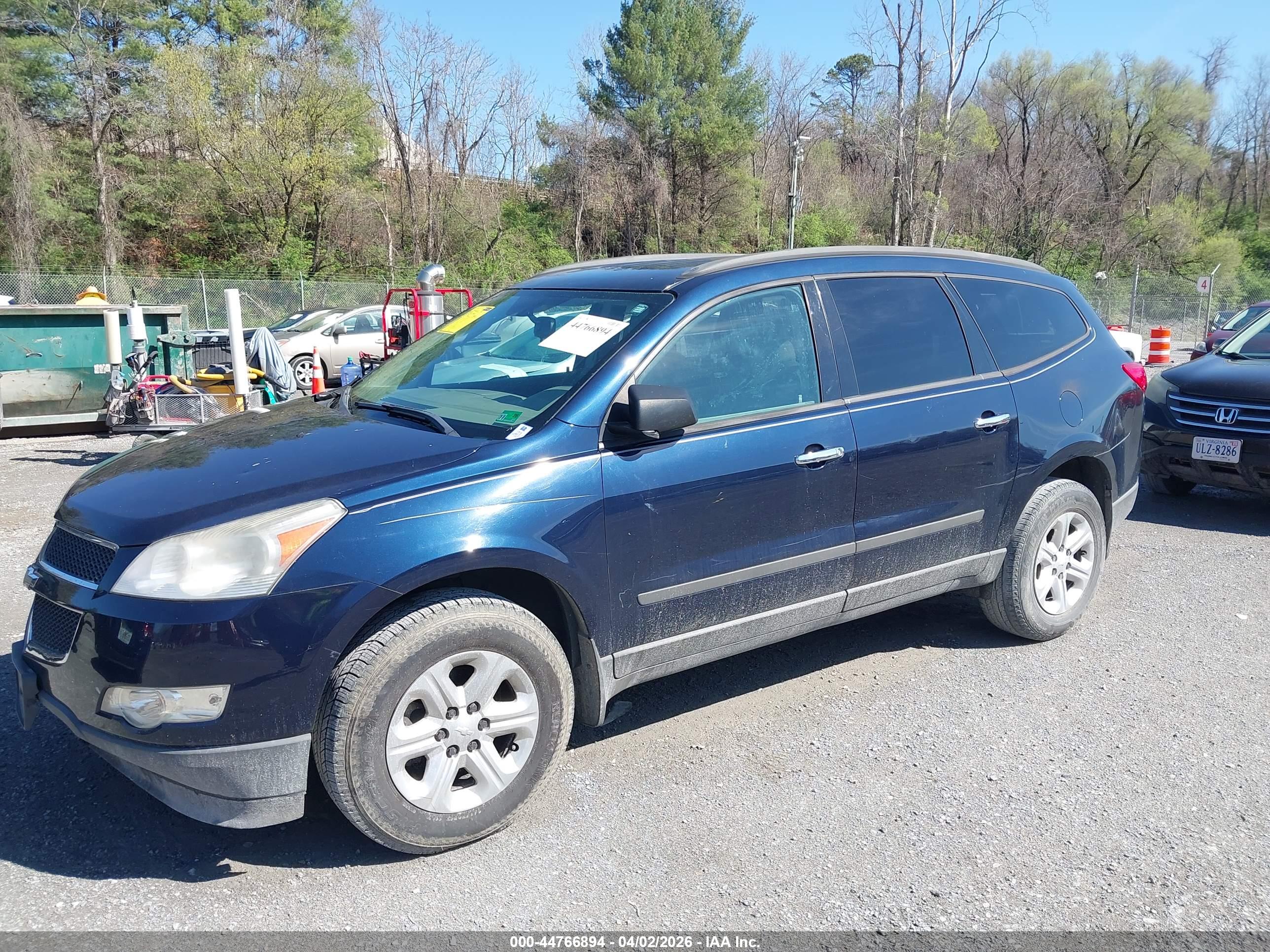 CHEVROLET TRAVERSE image 2