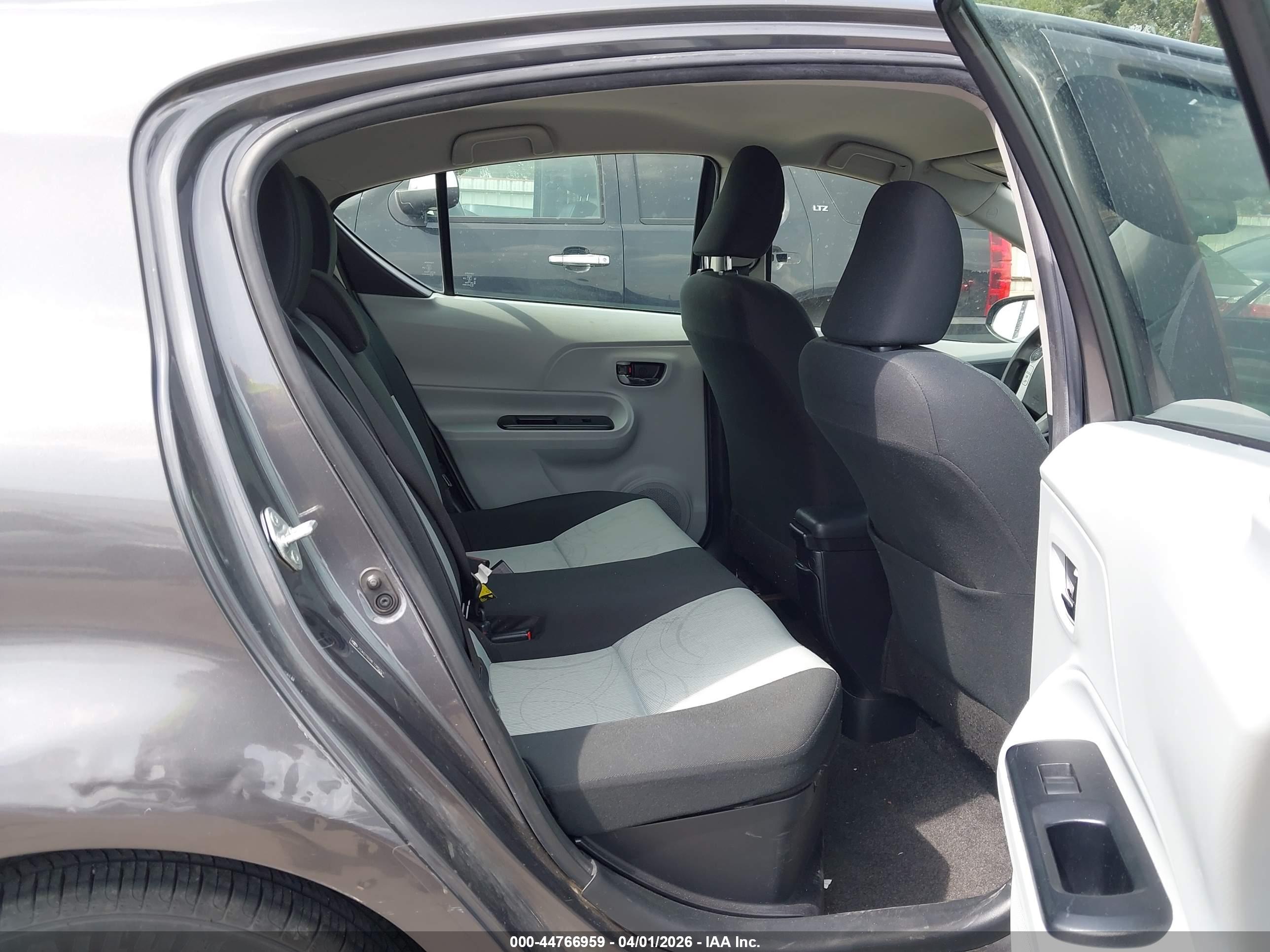 TOYOTA PRIUS image 8