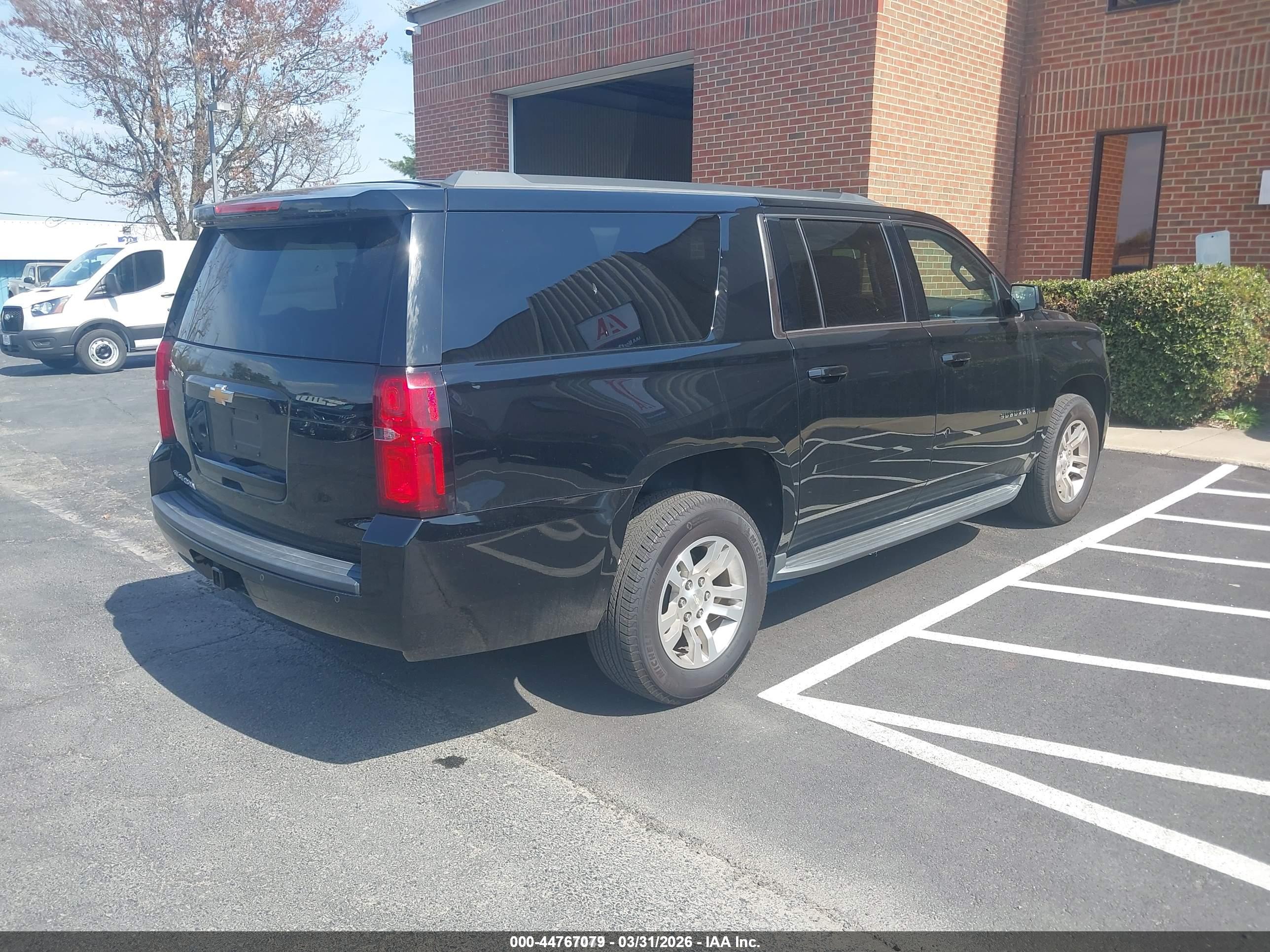 CHEVROLET SUBURBAN image 4