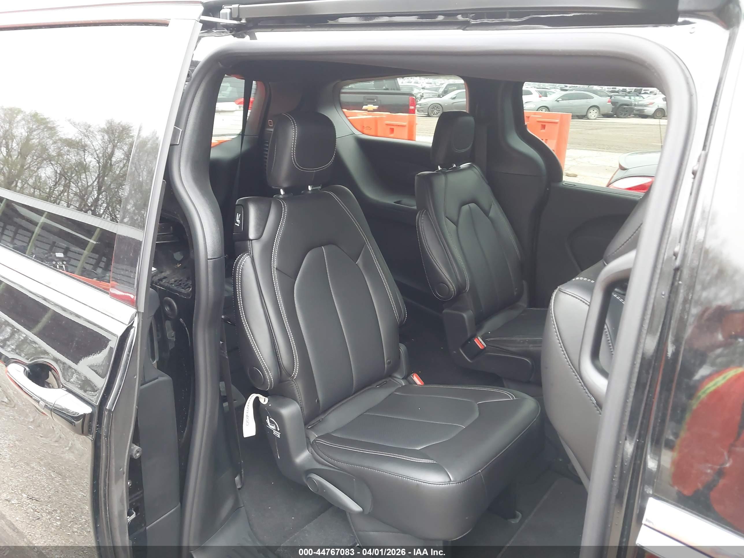 CHRYSLER PACIFICA image 8
