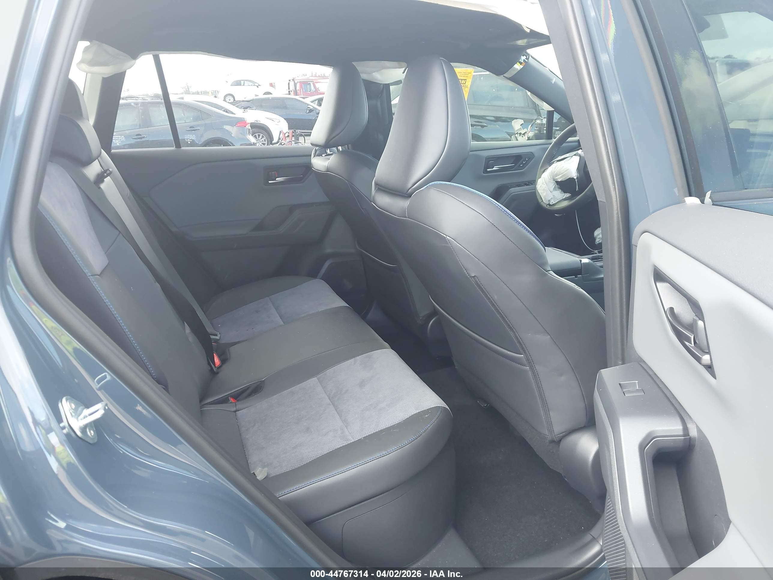 TOYOTA RAV4 image 8