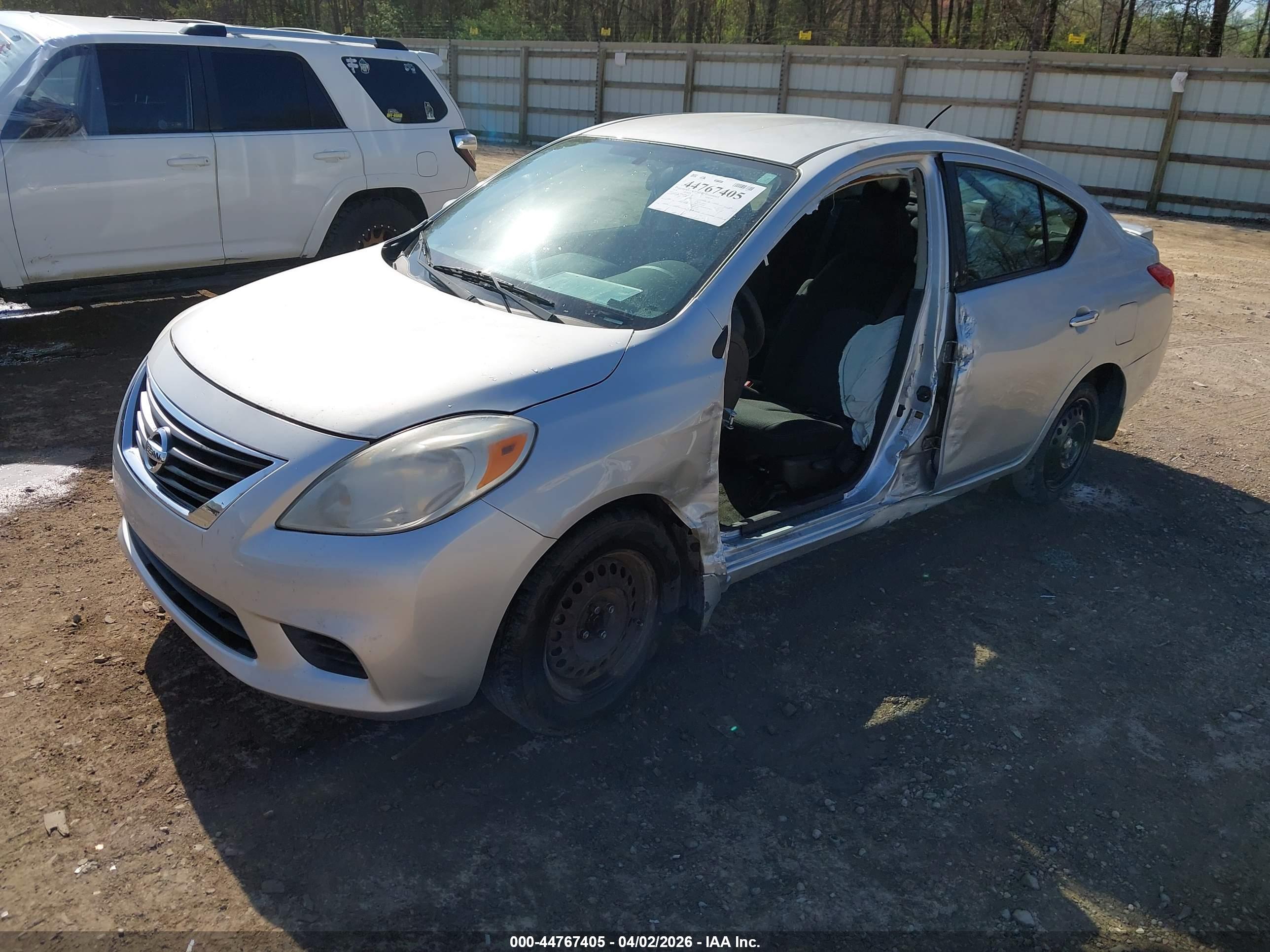 NISSAN VERSA image 2