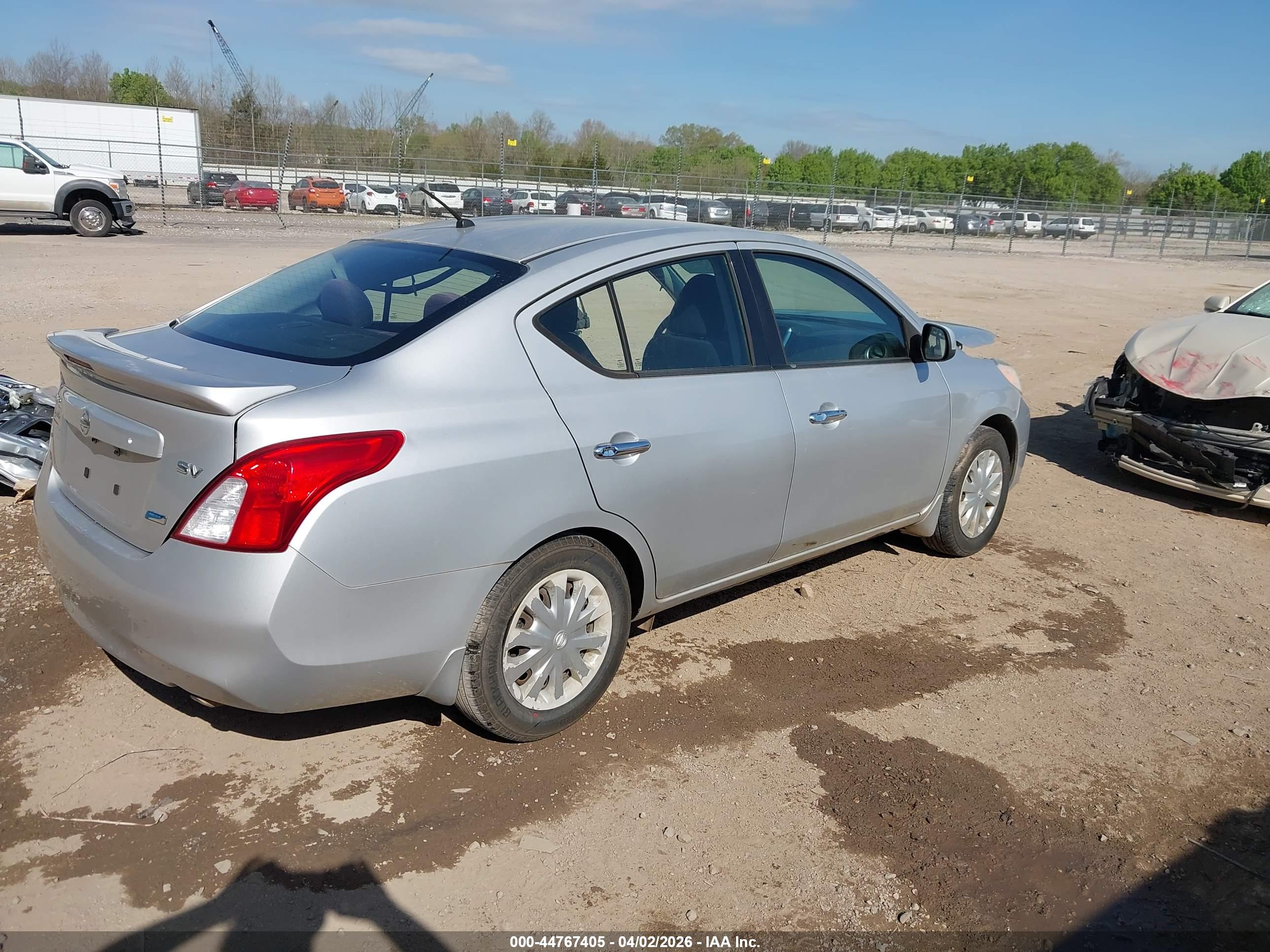 NISSAN VERSA image 4