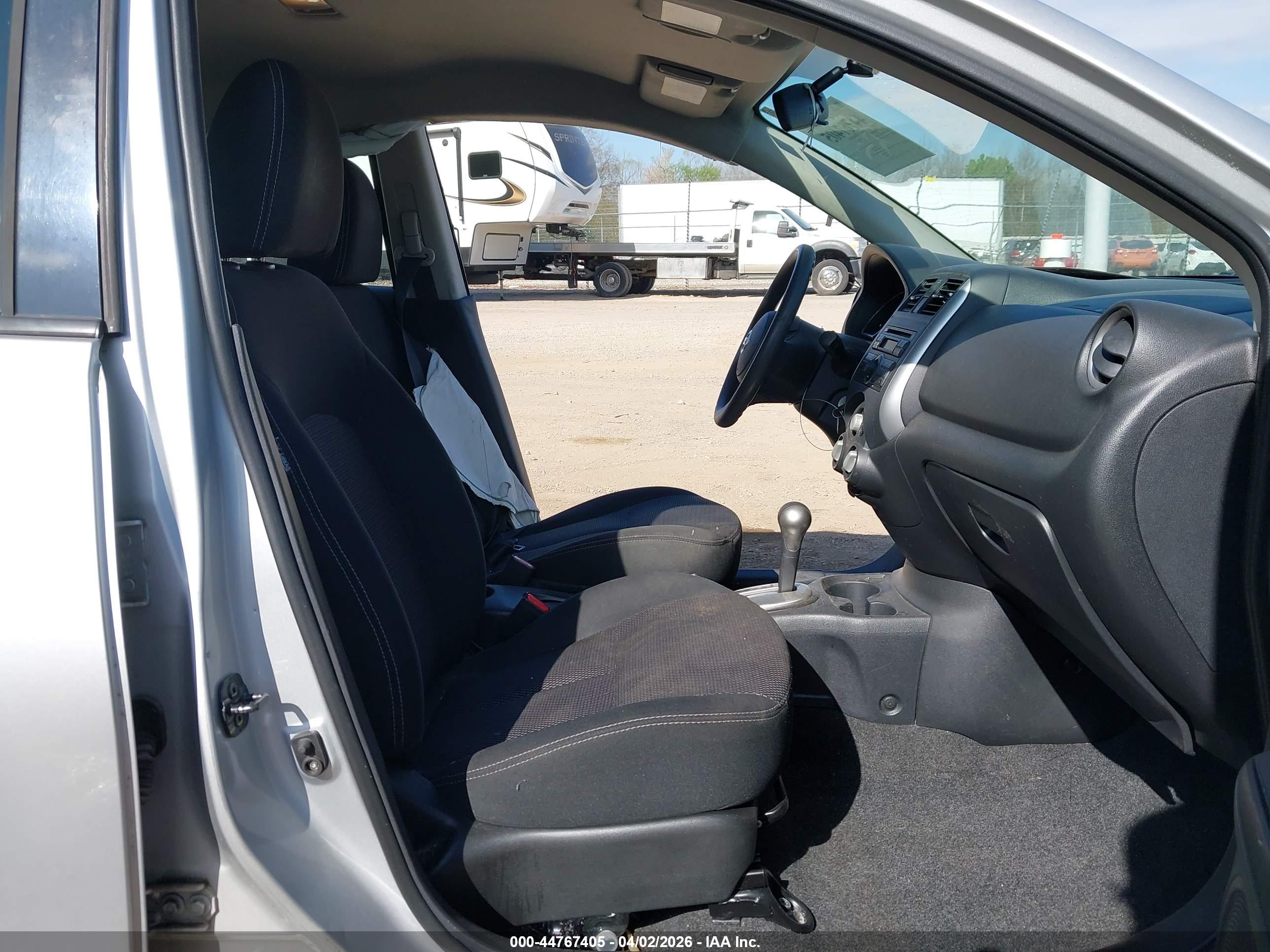 NISSAN VERSA image 5