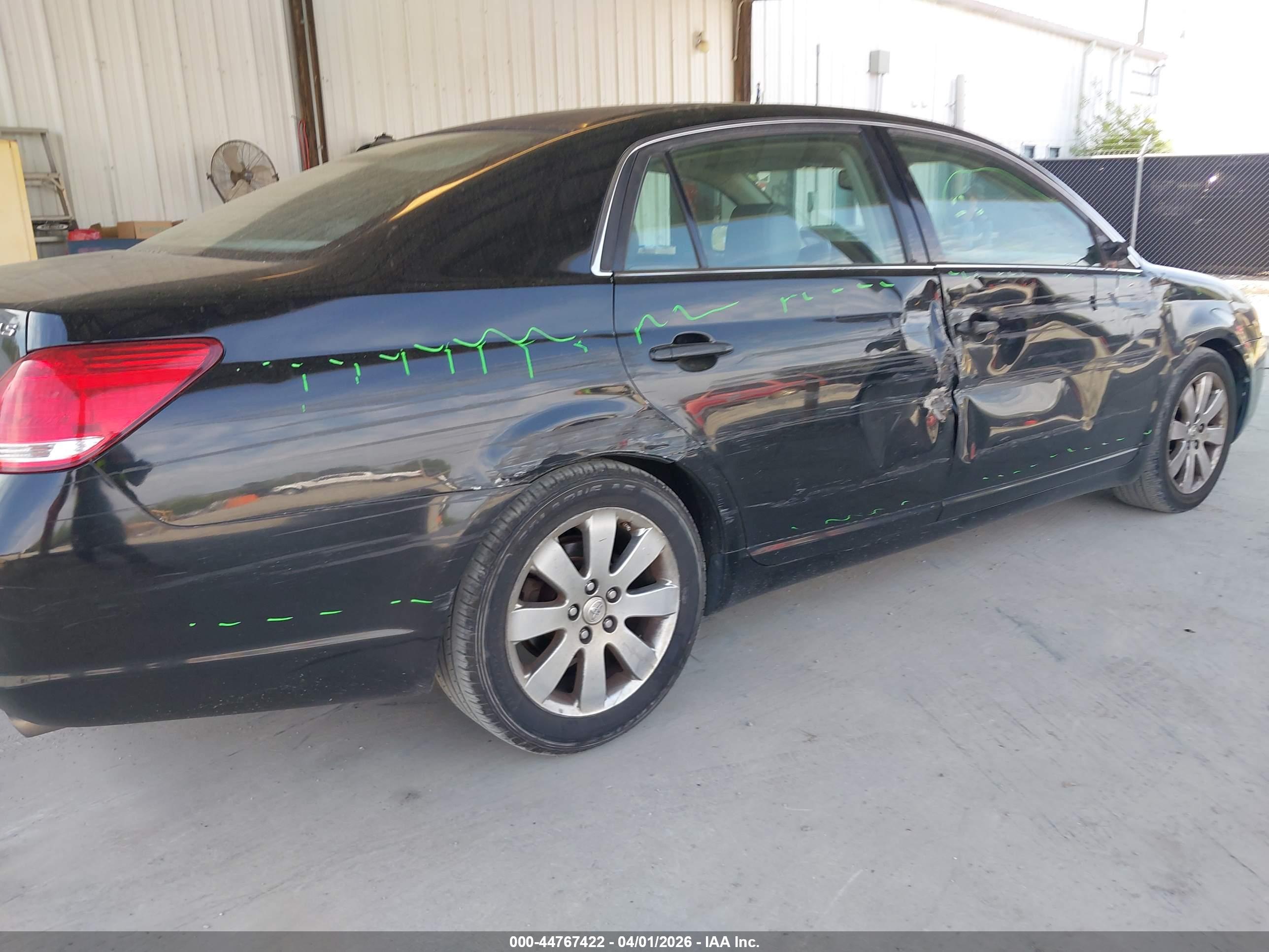 TOYOTA AVALON image 6