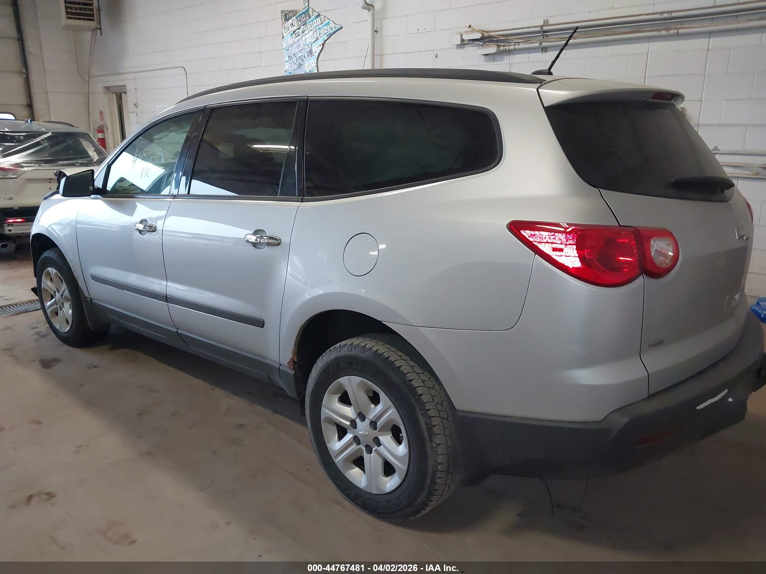 CHEVROLET TRAVERSE image 3