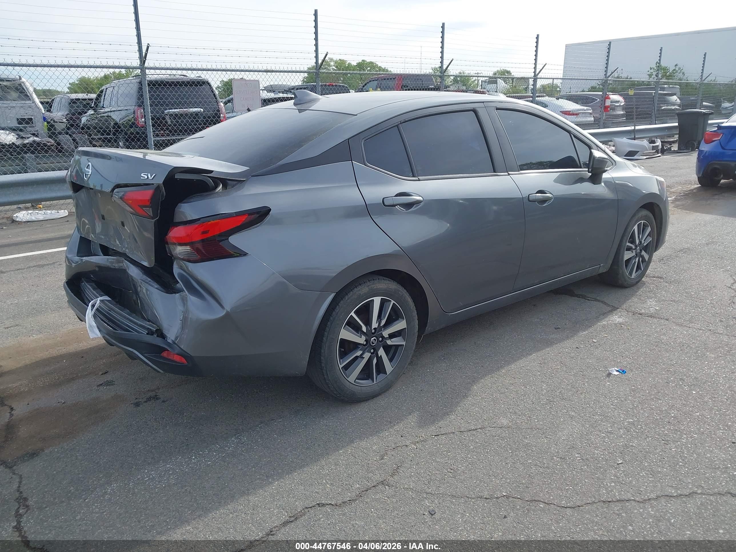NISSAN VERSA image 4