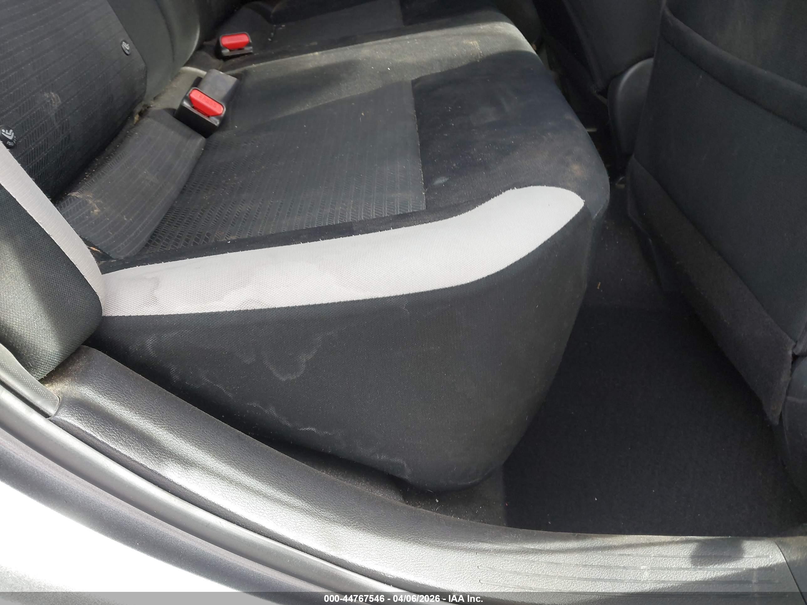 NISSAN VERSA image 8