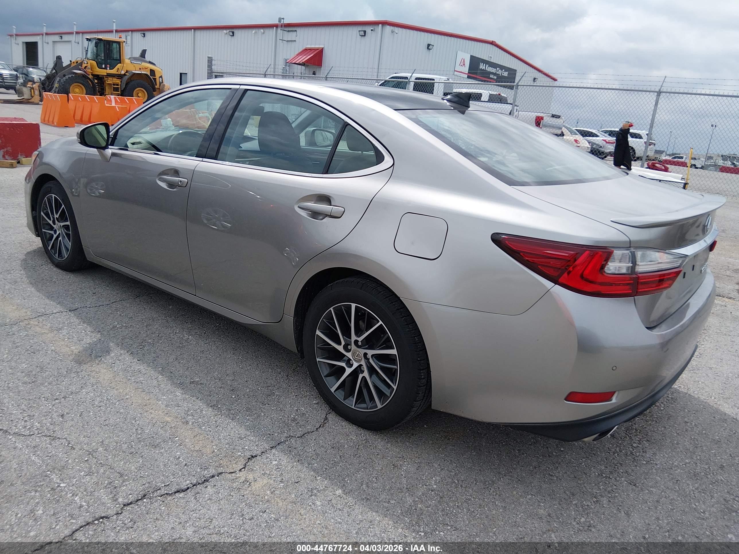 LEXUS ES image 3