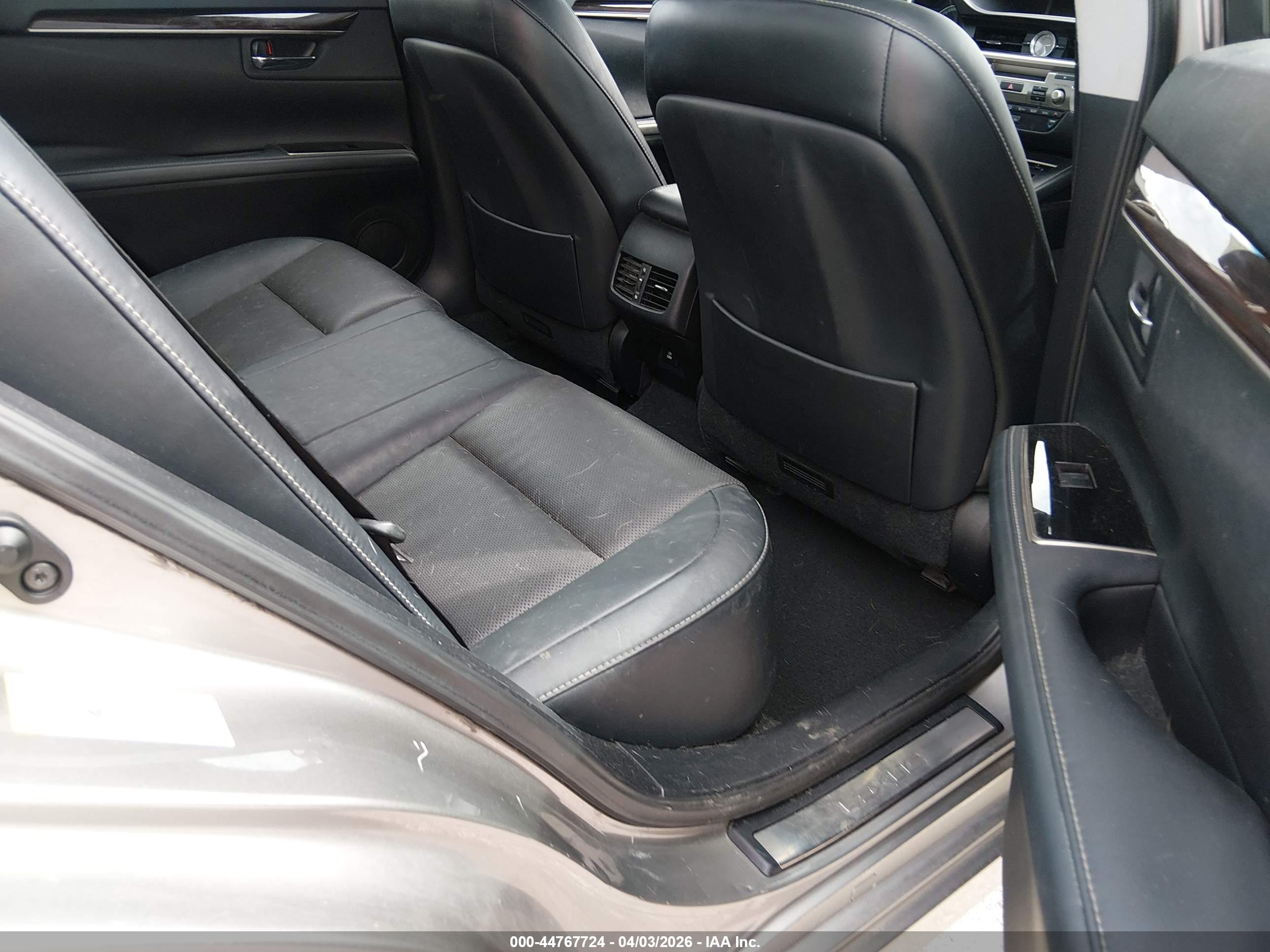 LEXUS ES image 8