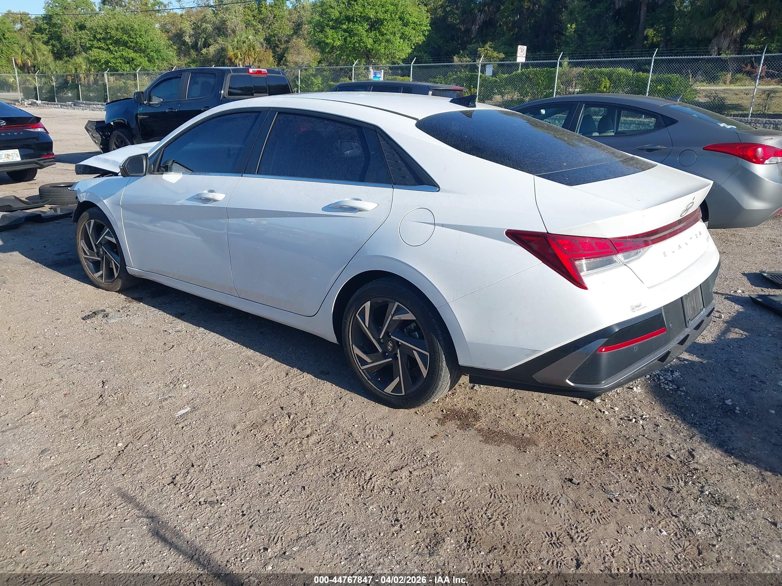 HYUNDAI ELANTRA image 3