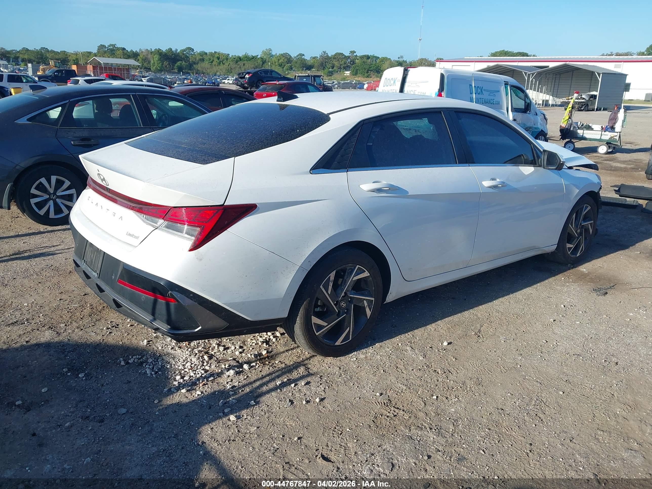 HYUNDAI ELANTRA image 4
