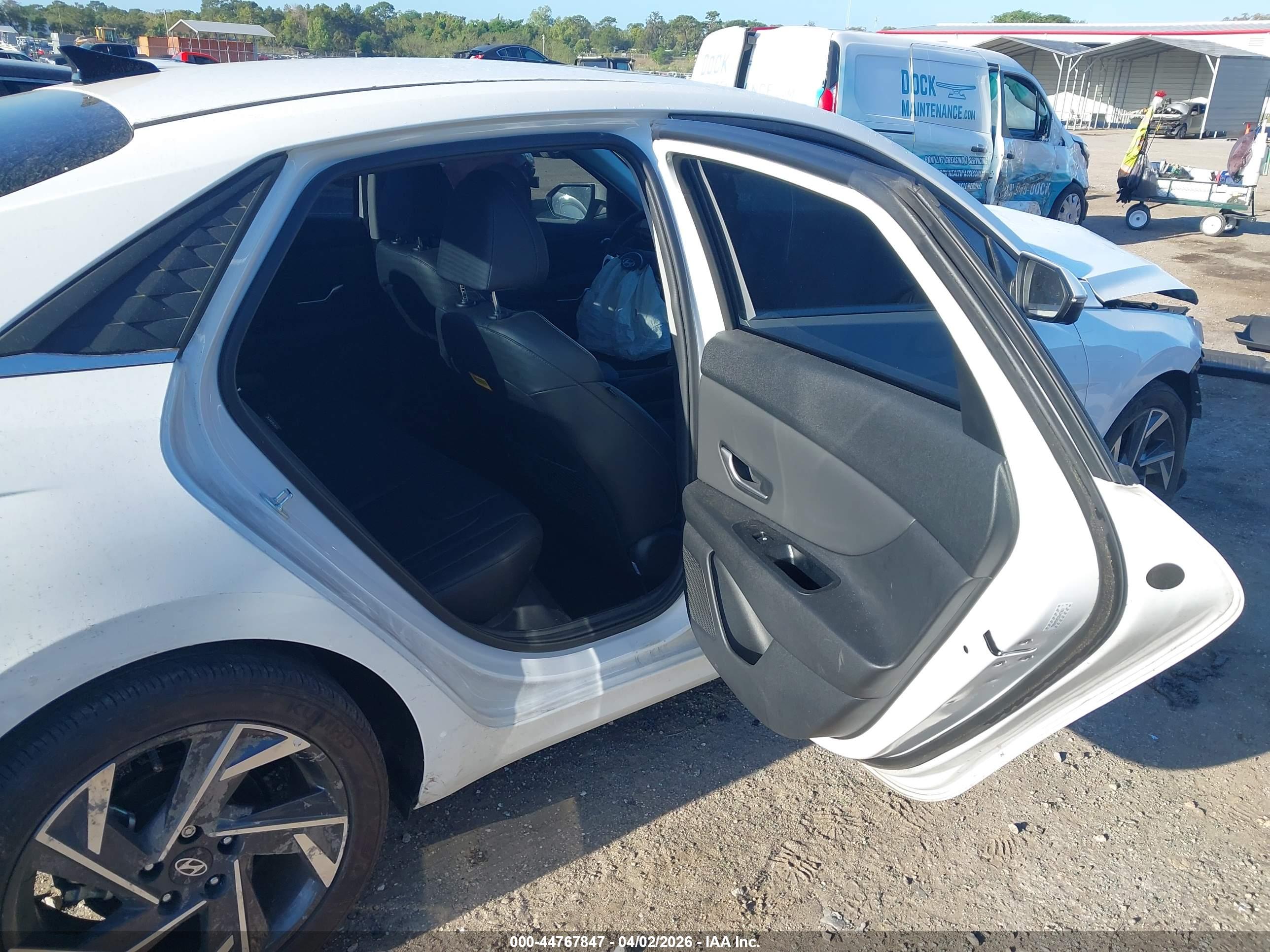 HYUNDAI ELANTRA image 8