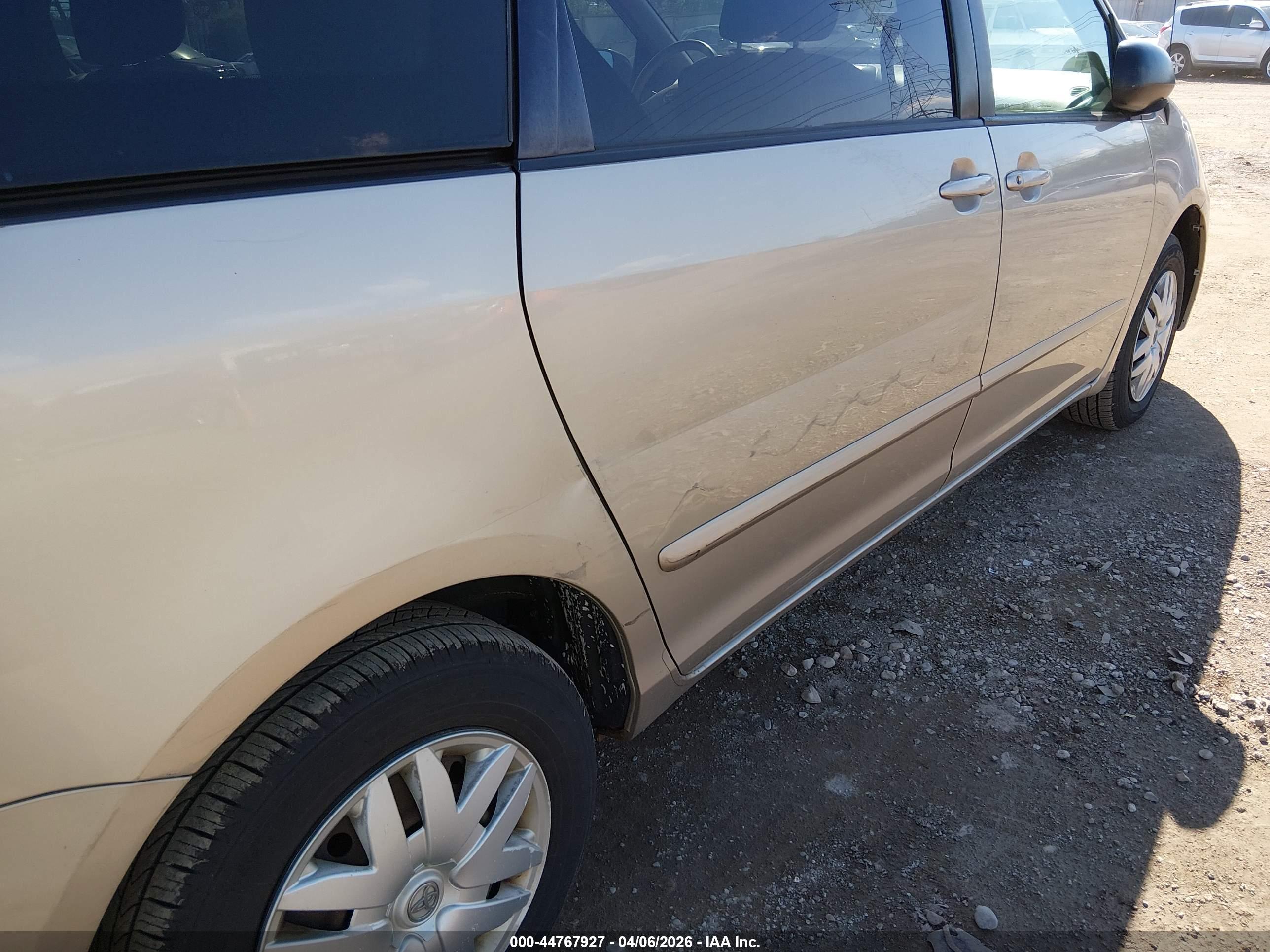 TOYOTA SIENNA image 6