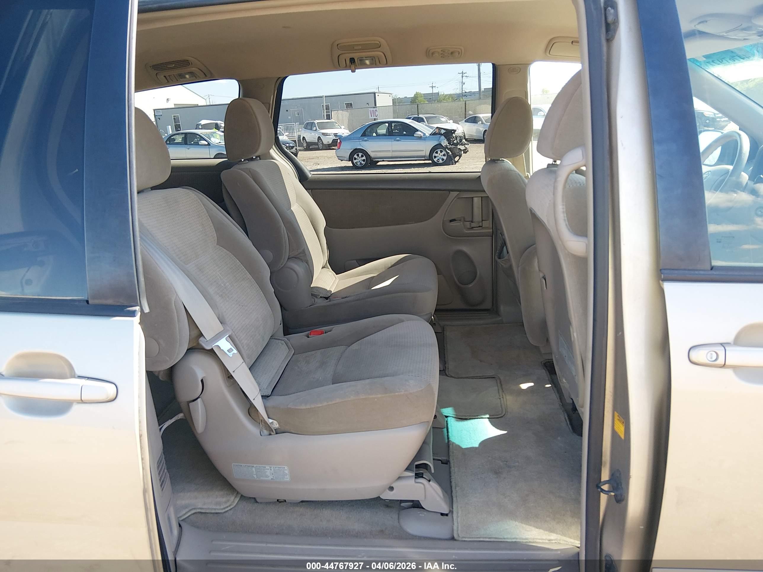 TOYOTA SIENNA image 8