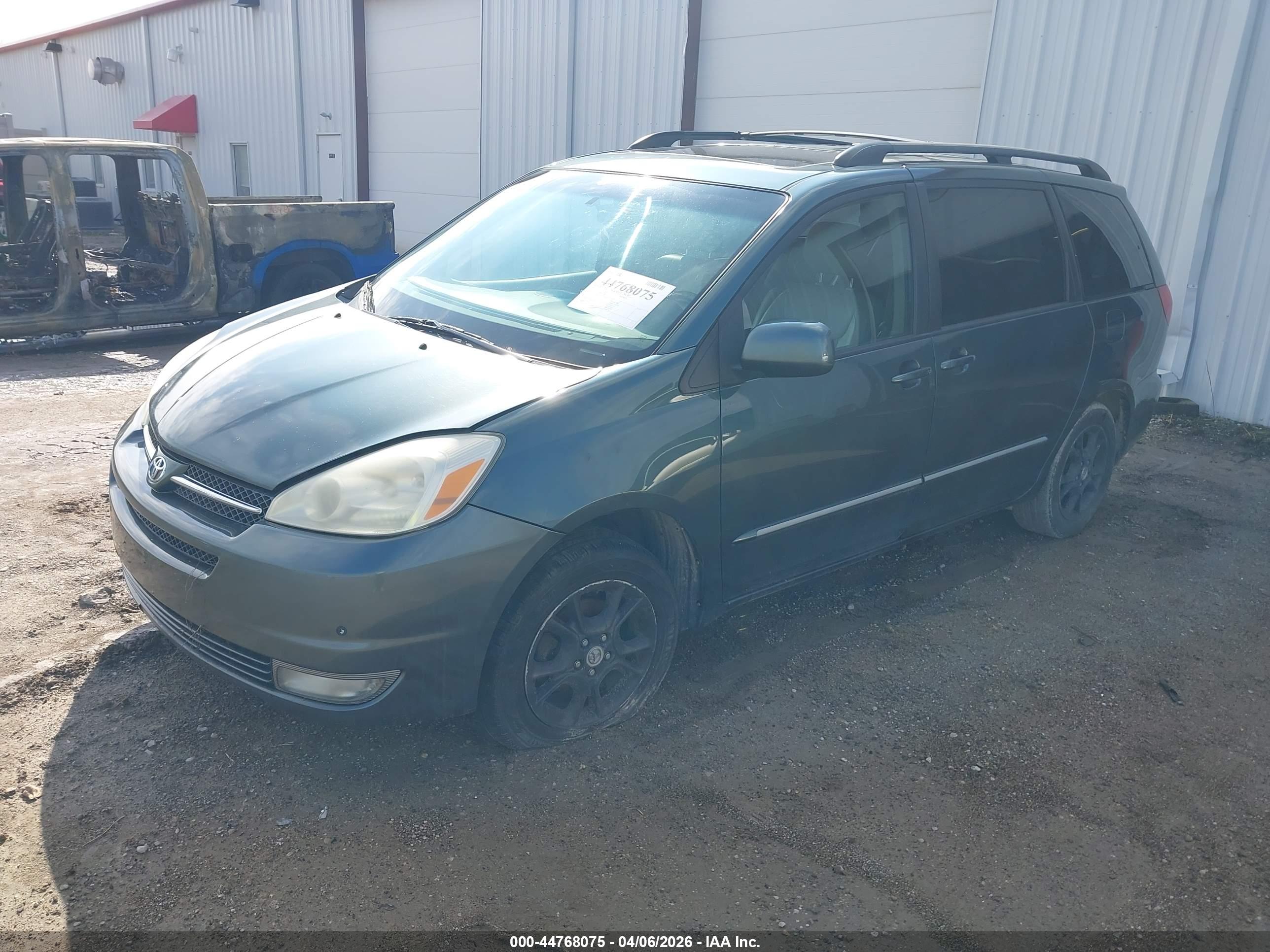 TOYOTA SIENNA image 2