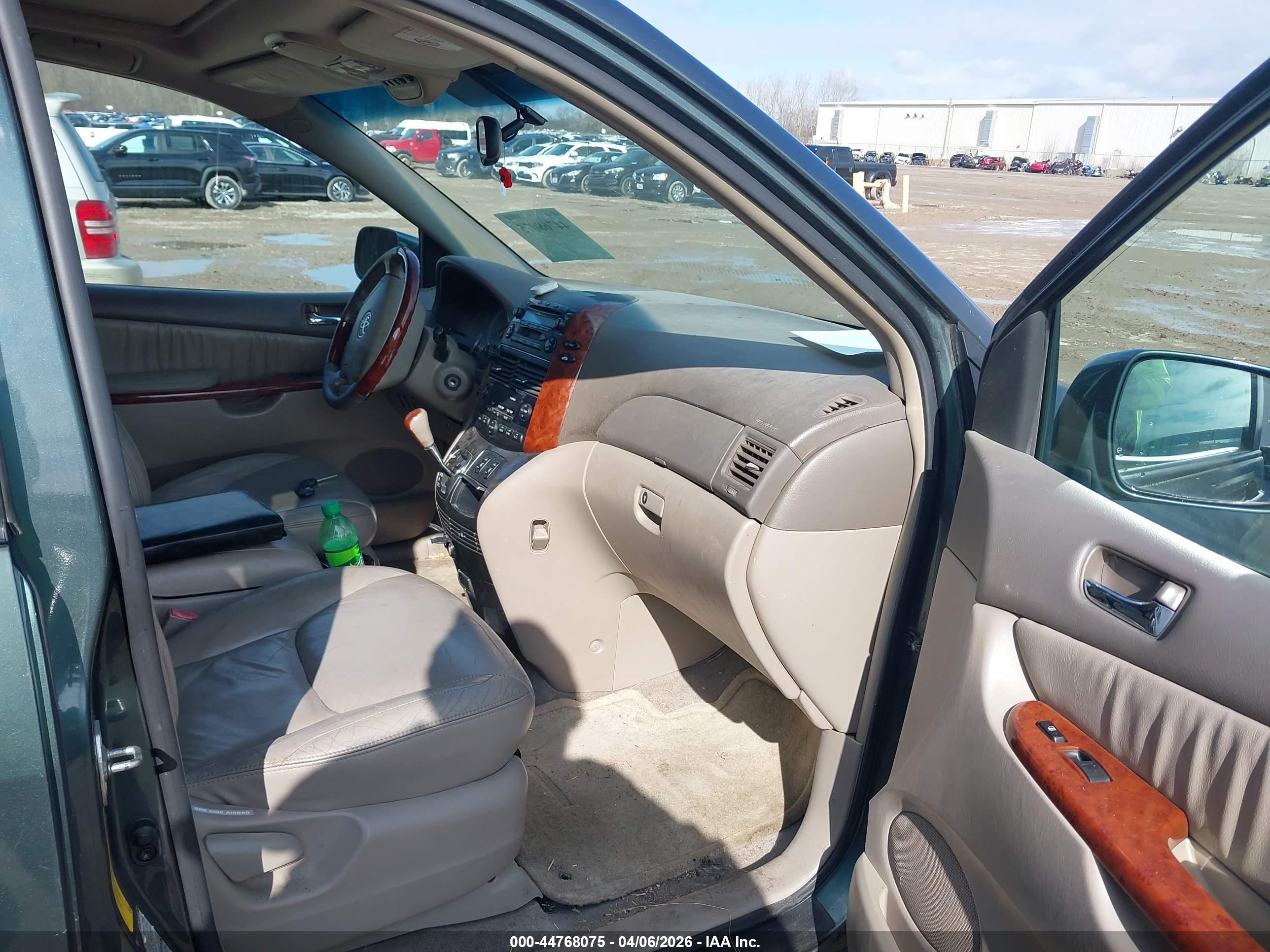 TOYOTA SIENNA image 5