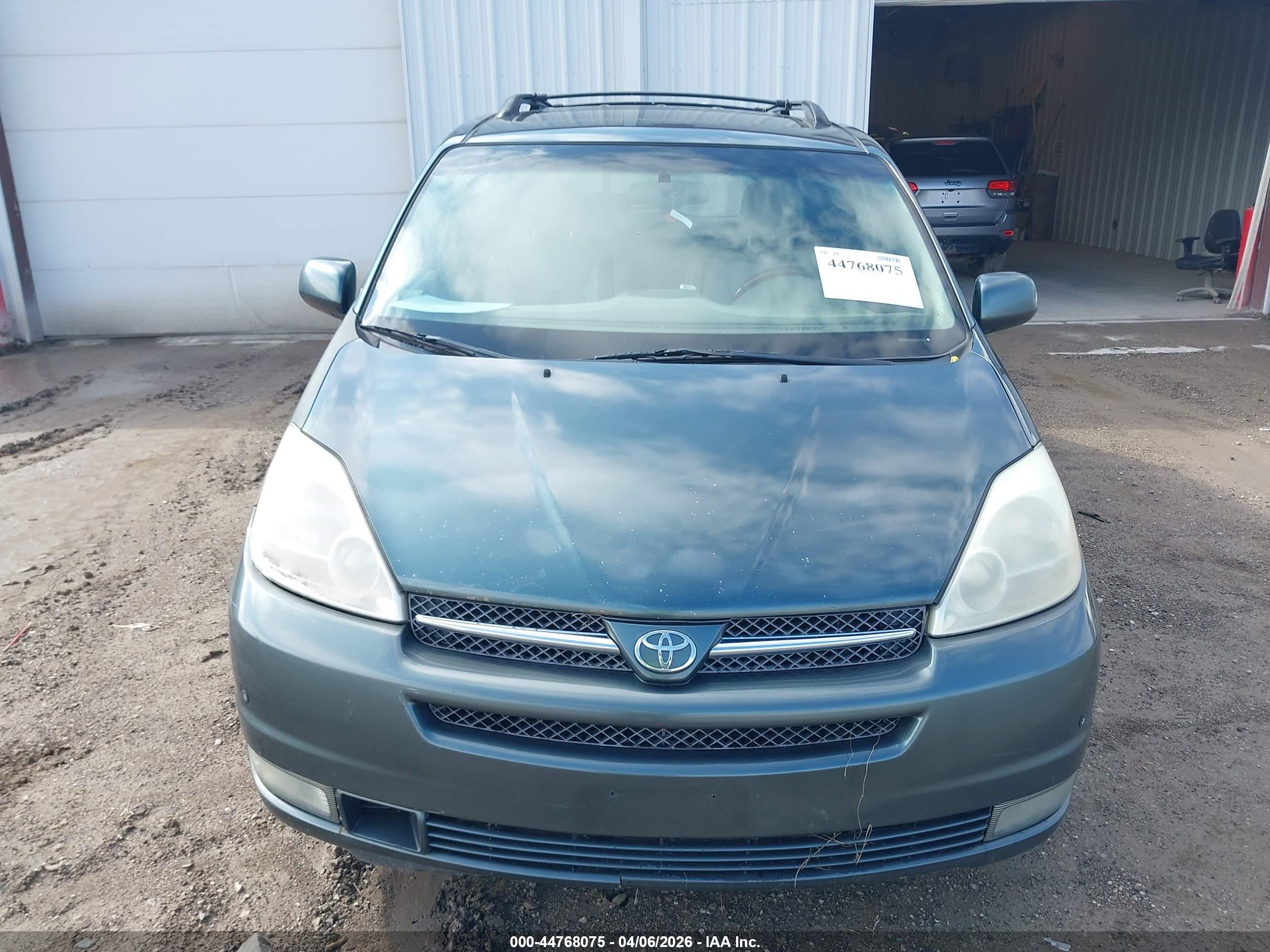 TOYOTA SIENNA image 6