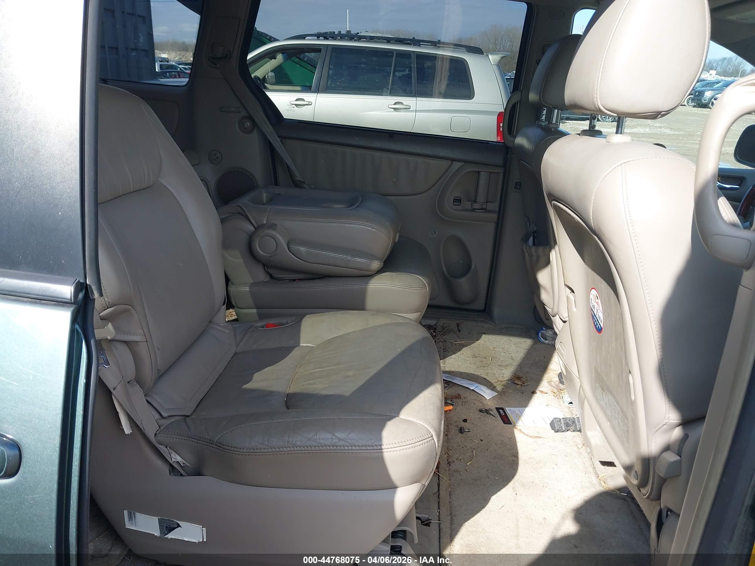 TOYOTA SIENNA image 8