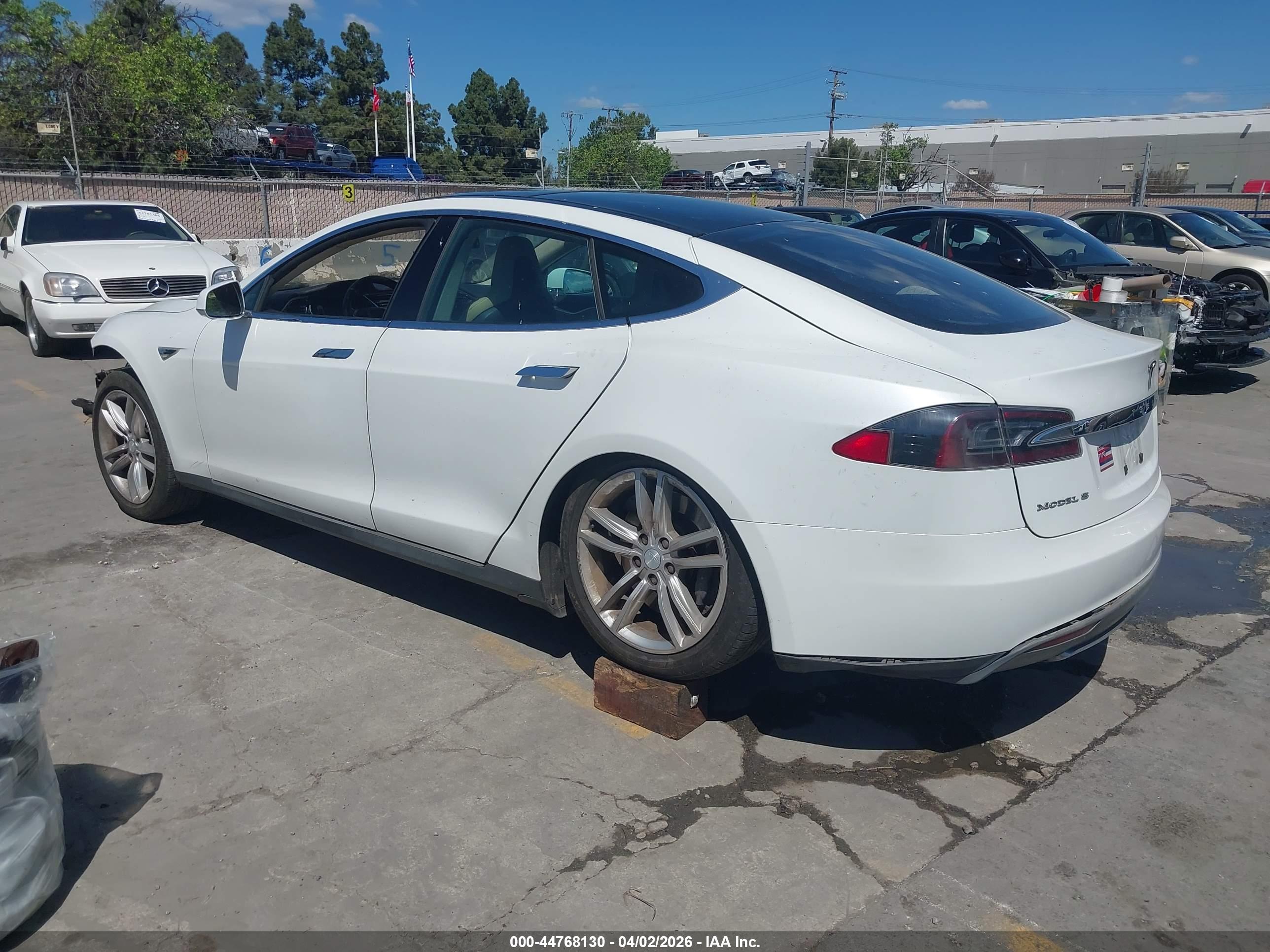 TESLA MODEL image 3