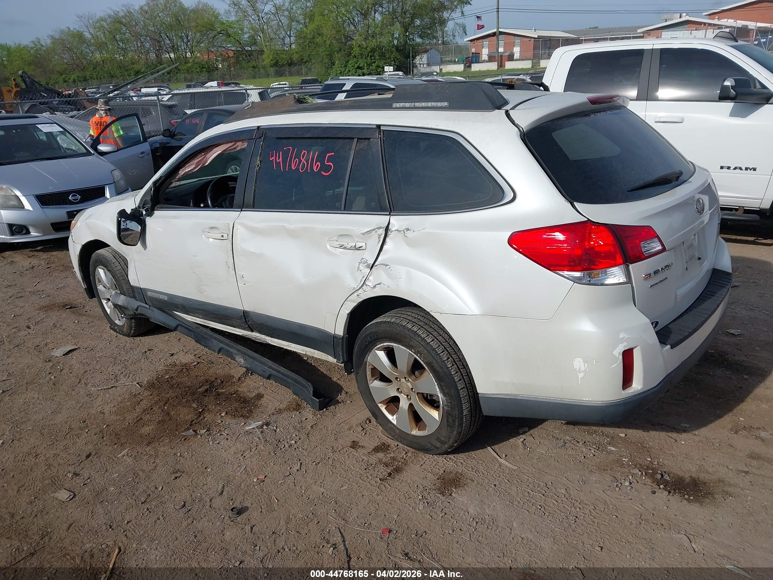 SUBARU OUTBACK image 3