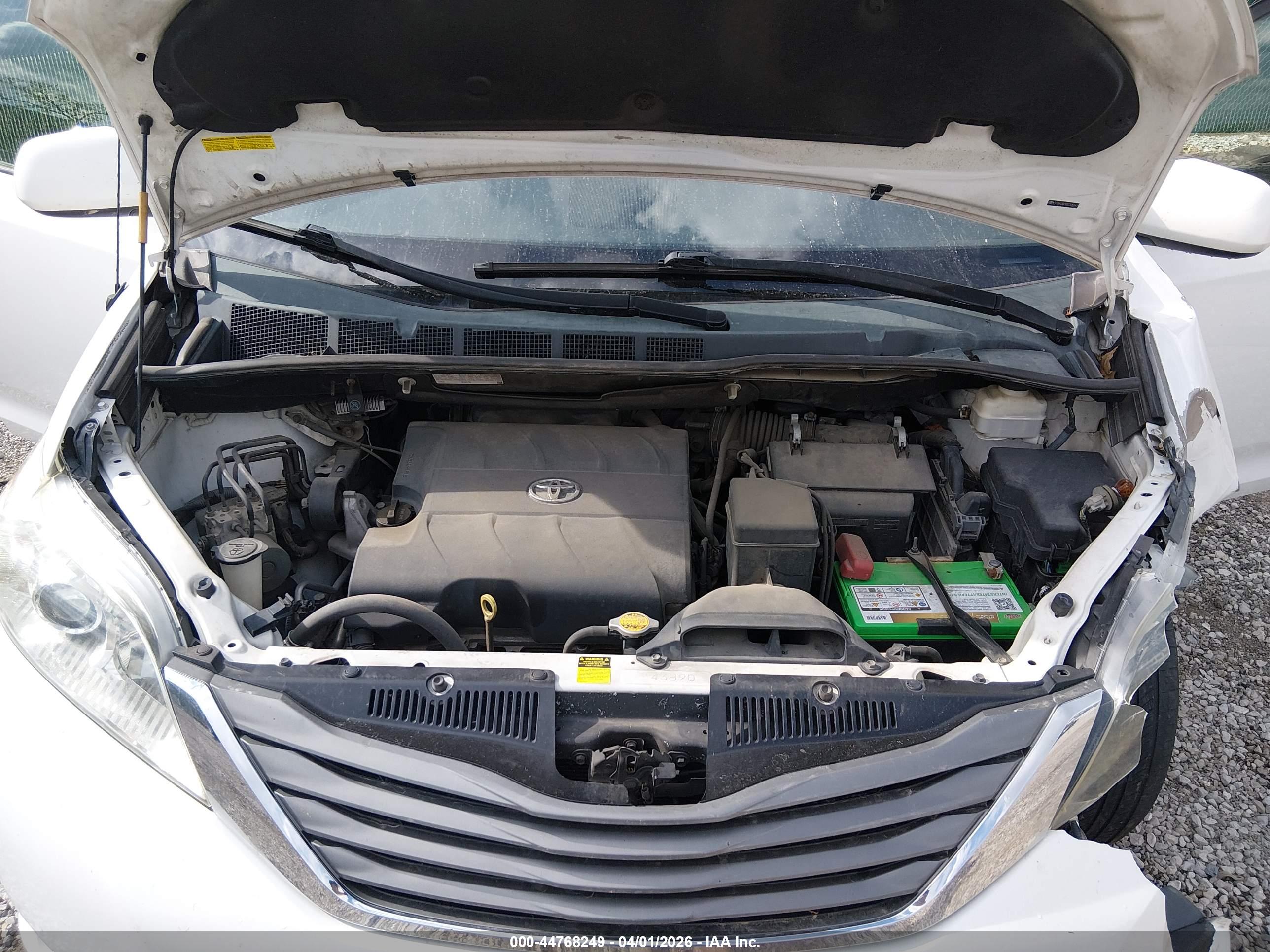 TOYOTA SIENNA image 10