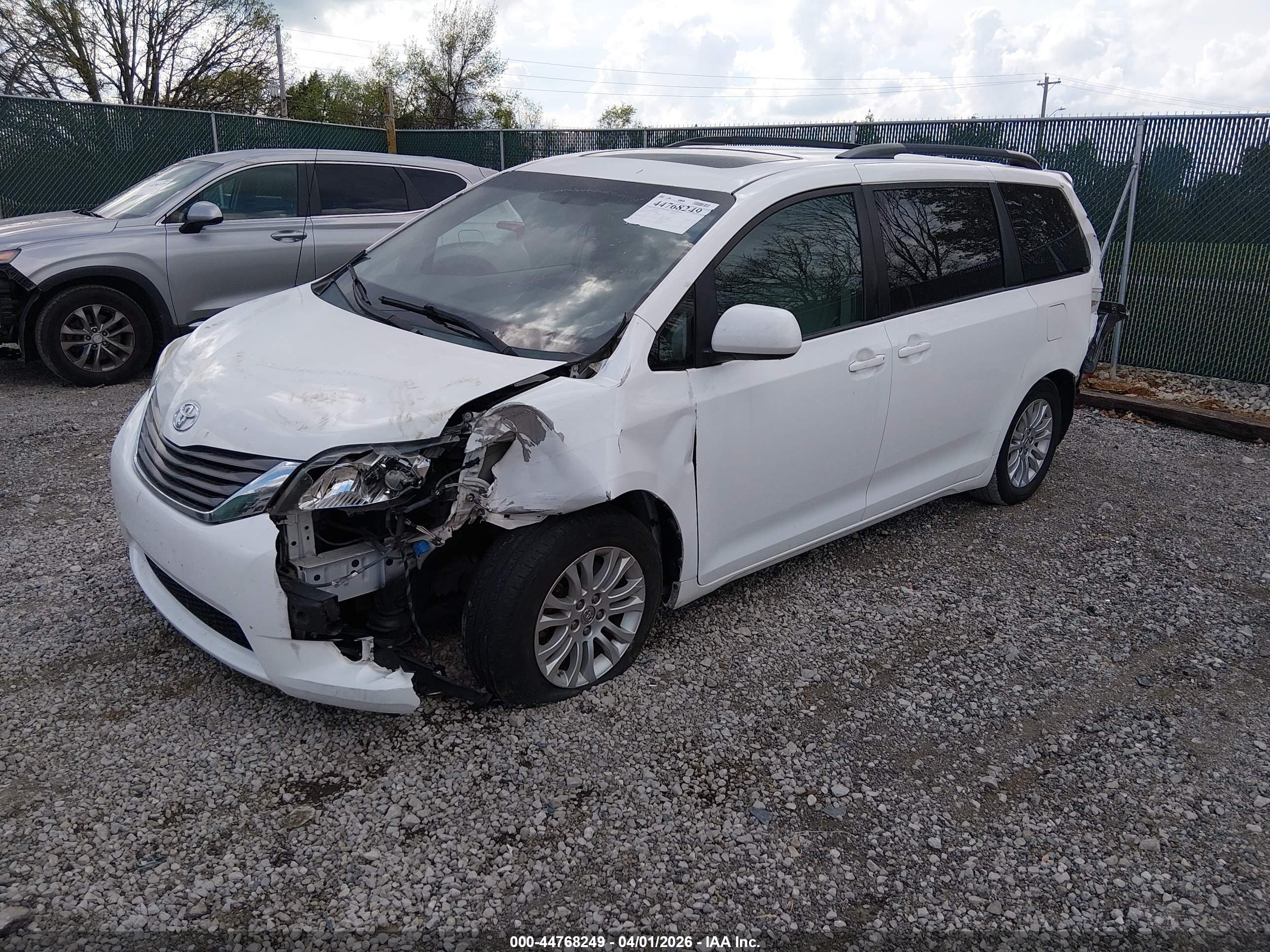 TOYOTA SIENNA image 2