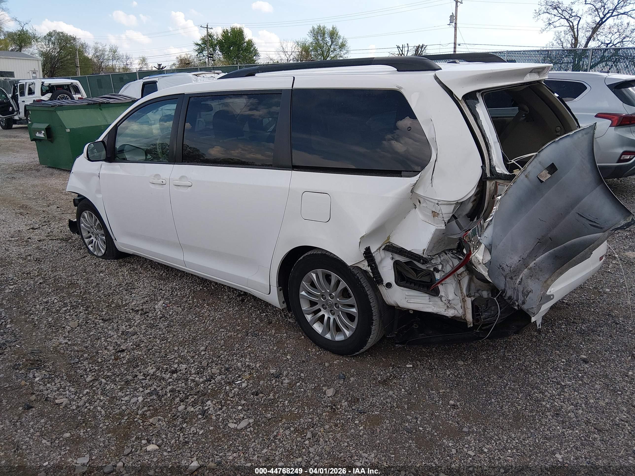 TOYOTA SIENNA image 3