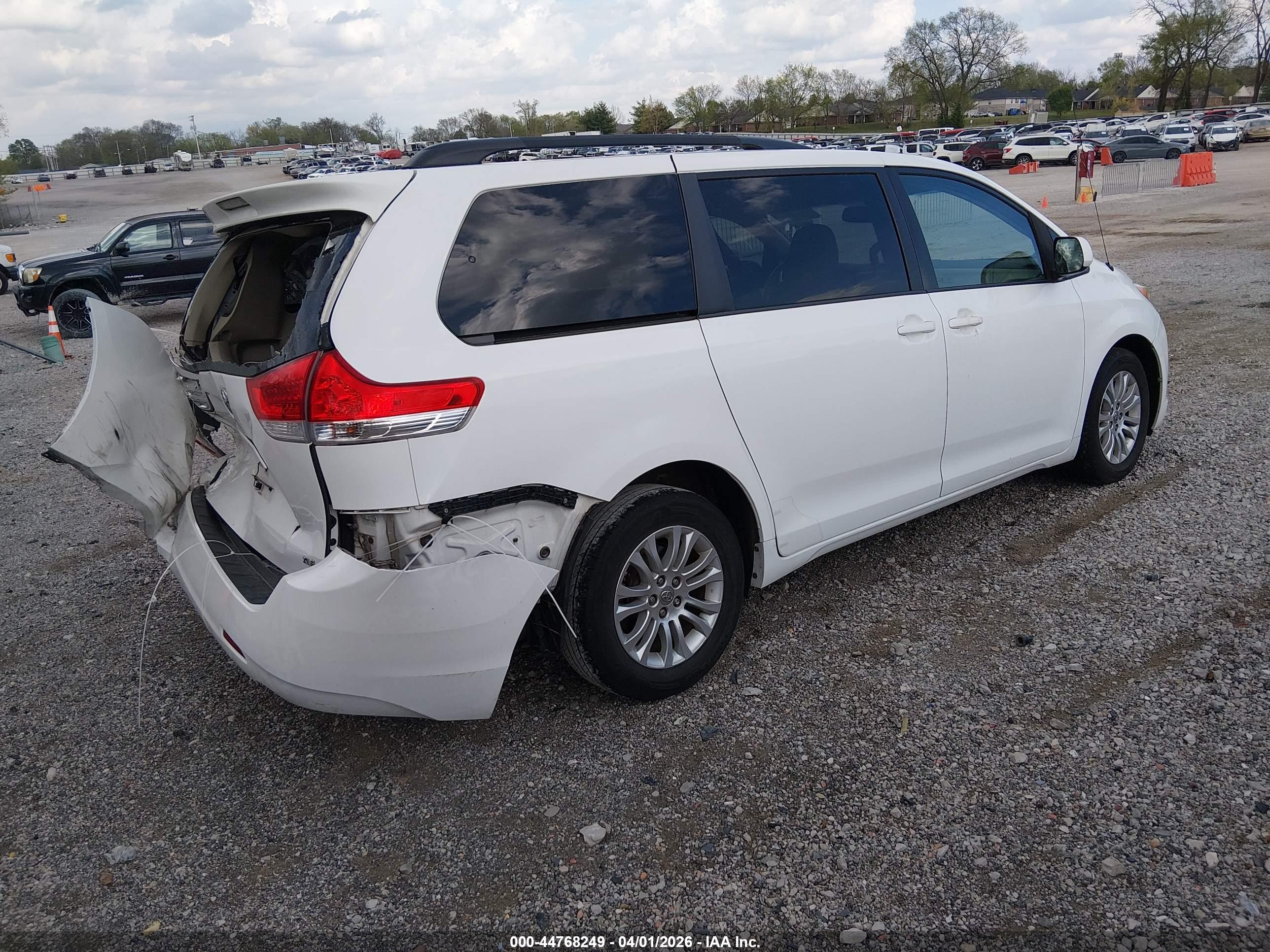 TOYOTA SIENNA image 4