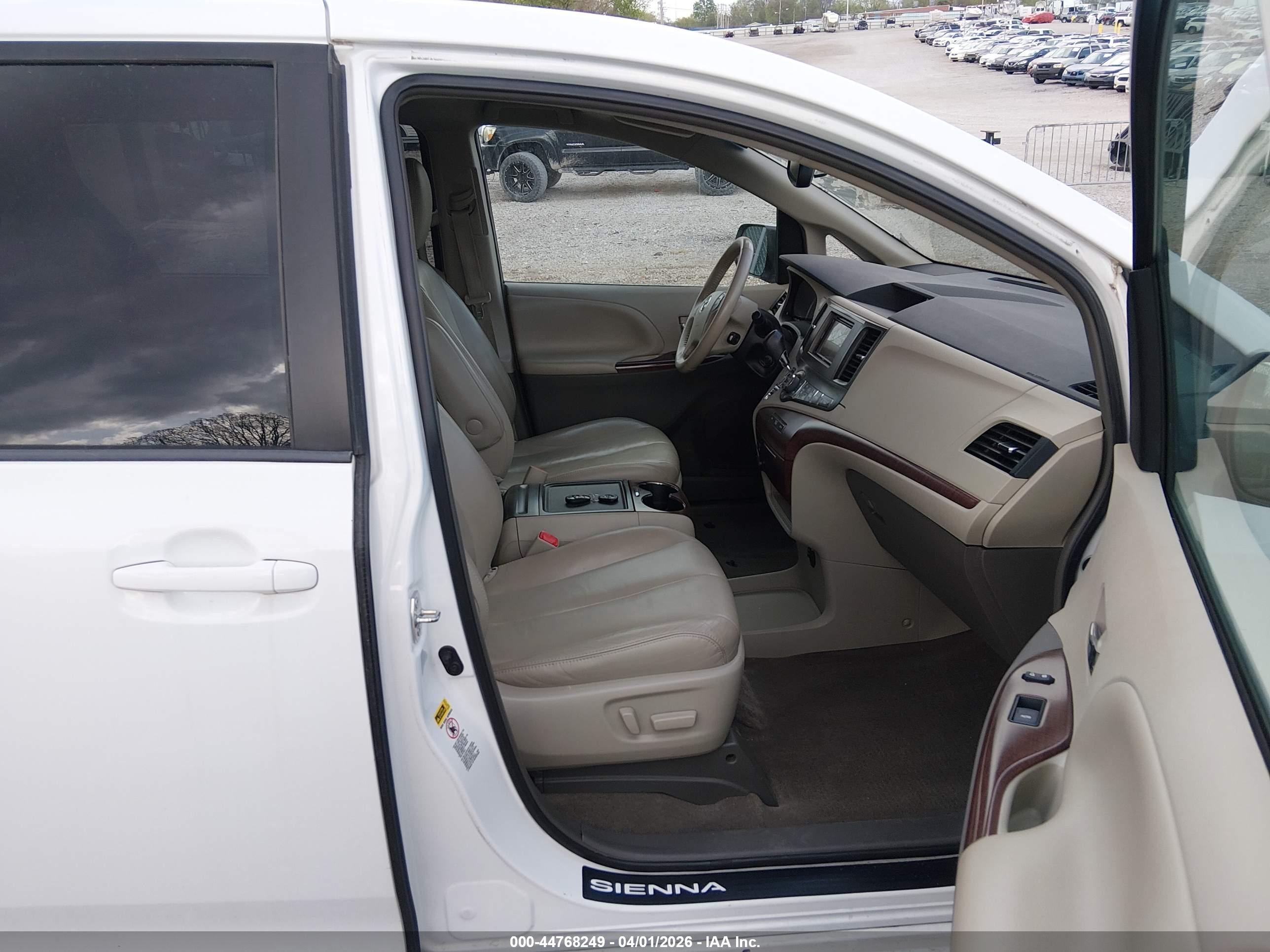 TOYOTA SIENNA image 5
