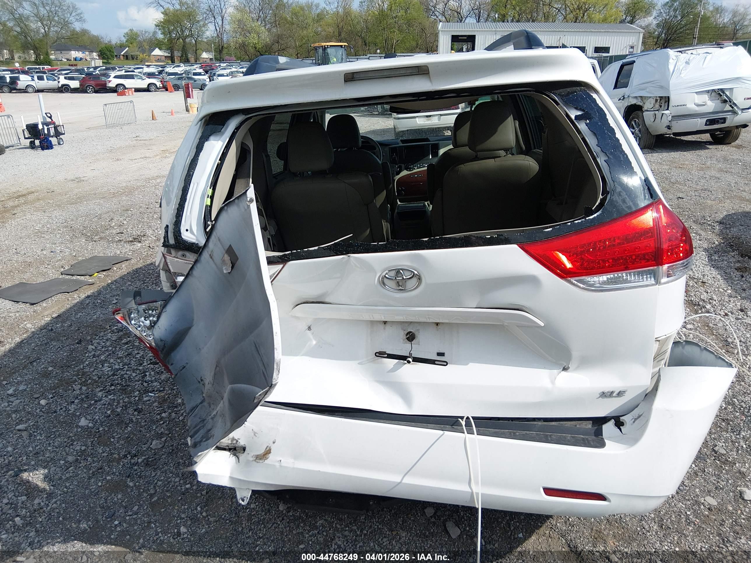 TOYOTA SIENNA image 6