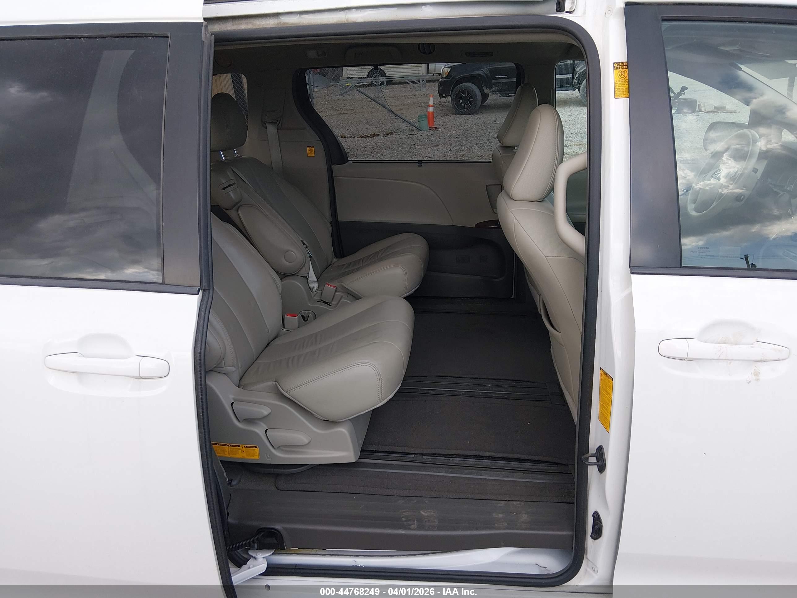 TOYOTA SIENNA image 8