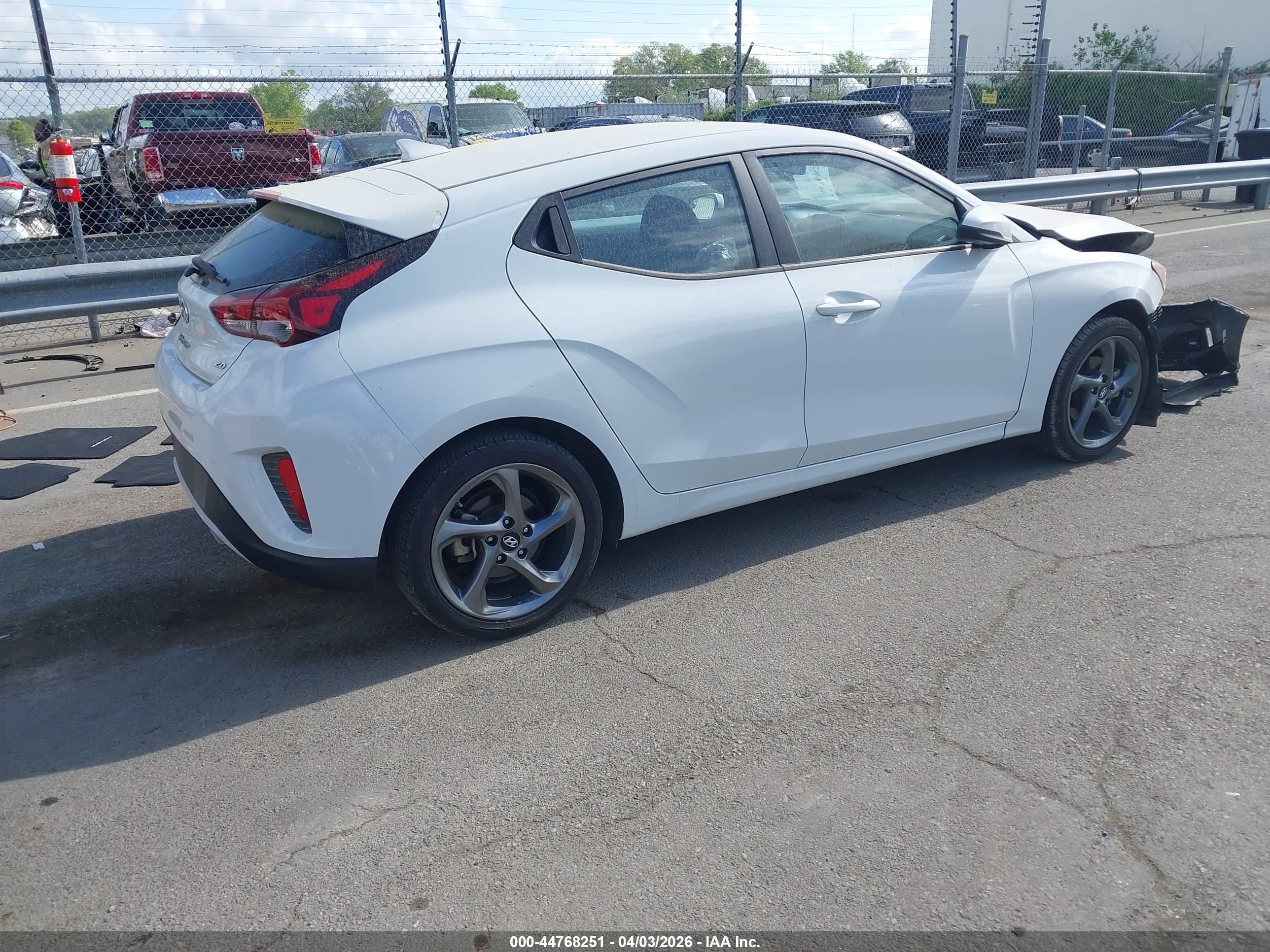 HYUNDAI VELOSTER image 4