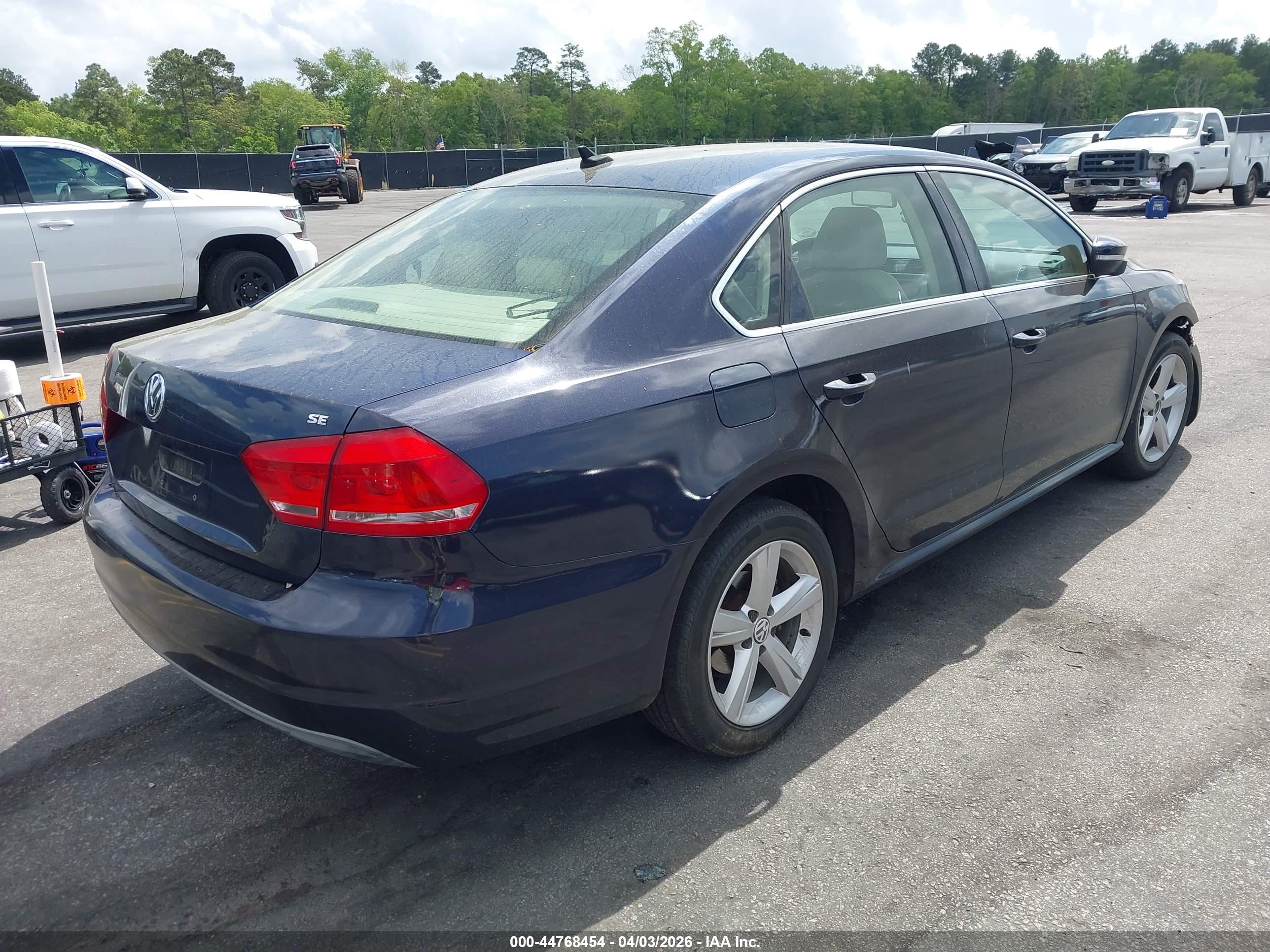 VOLKSWAGEN PASSAT image 4