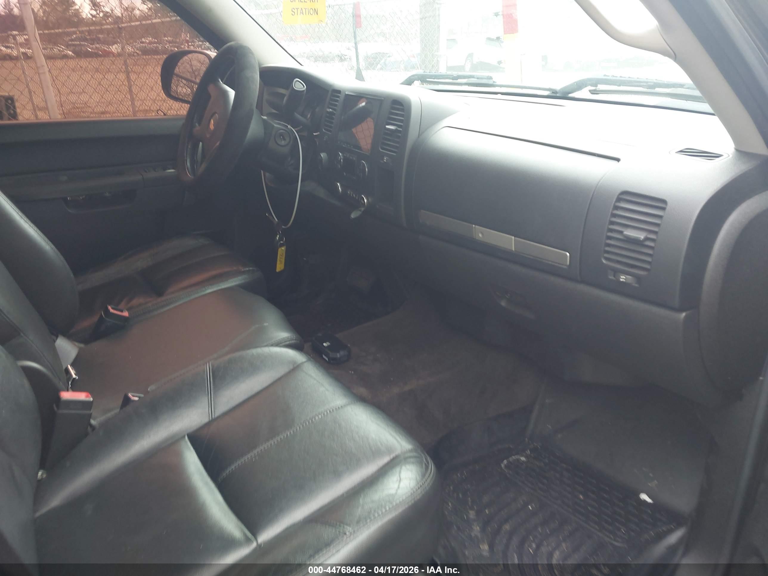 CHEVROLET SILVERADO image 5