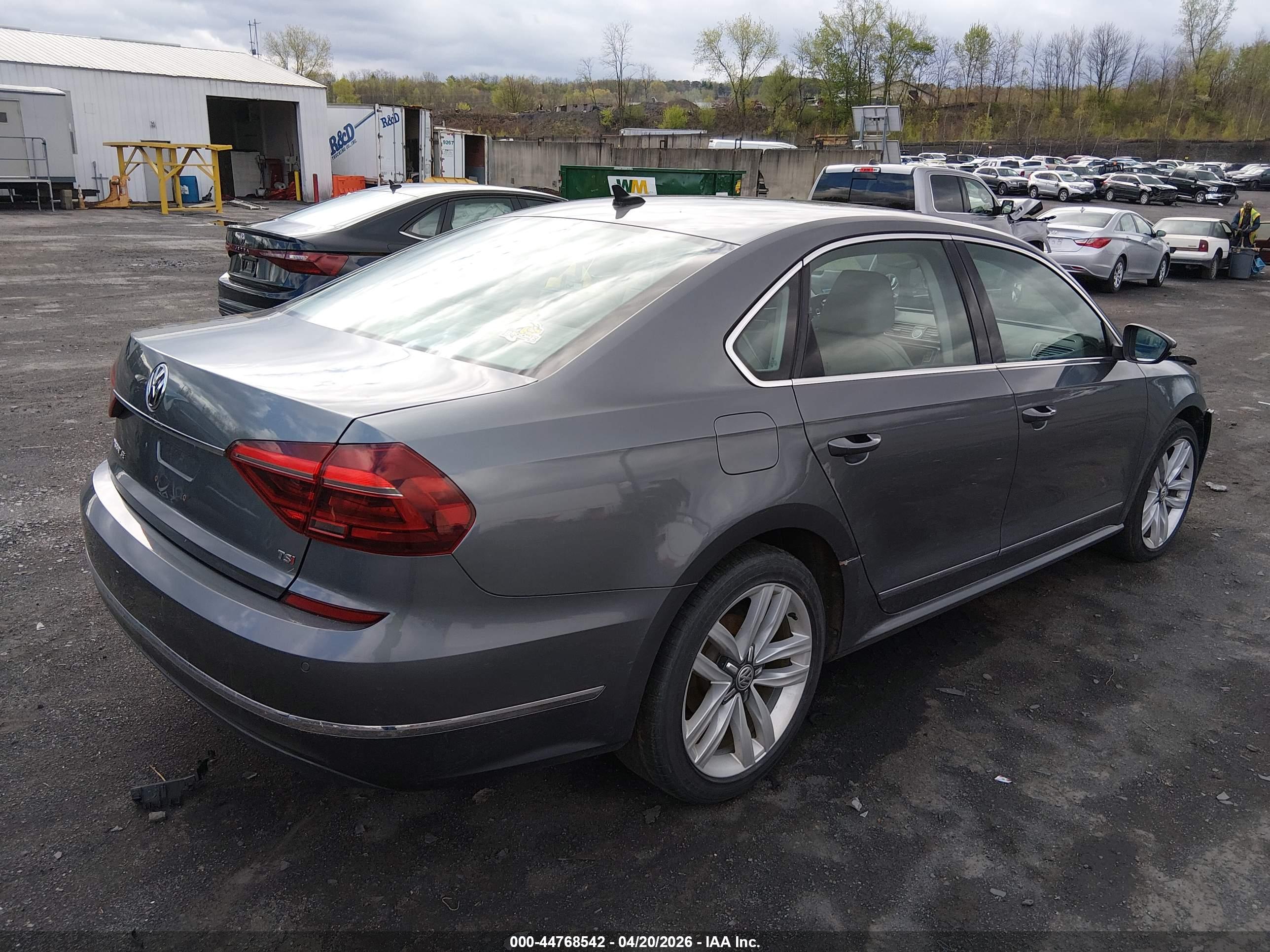 VOLKSWAGEN PASSAT image 4