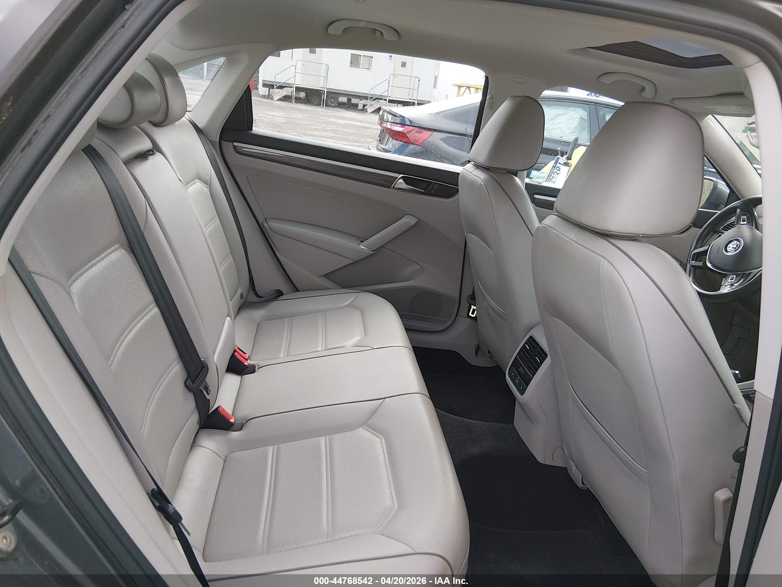 VOLKSWAGEN PASSAT image 8