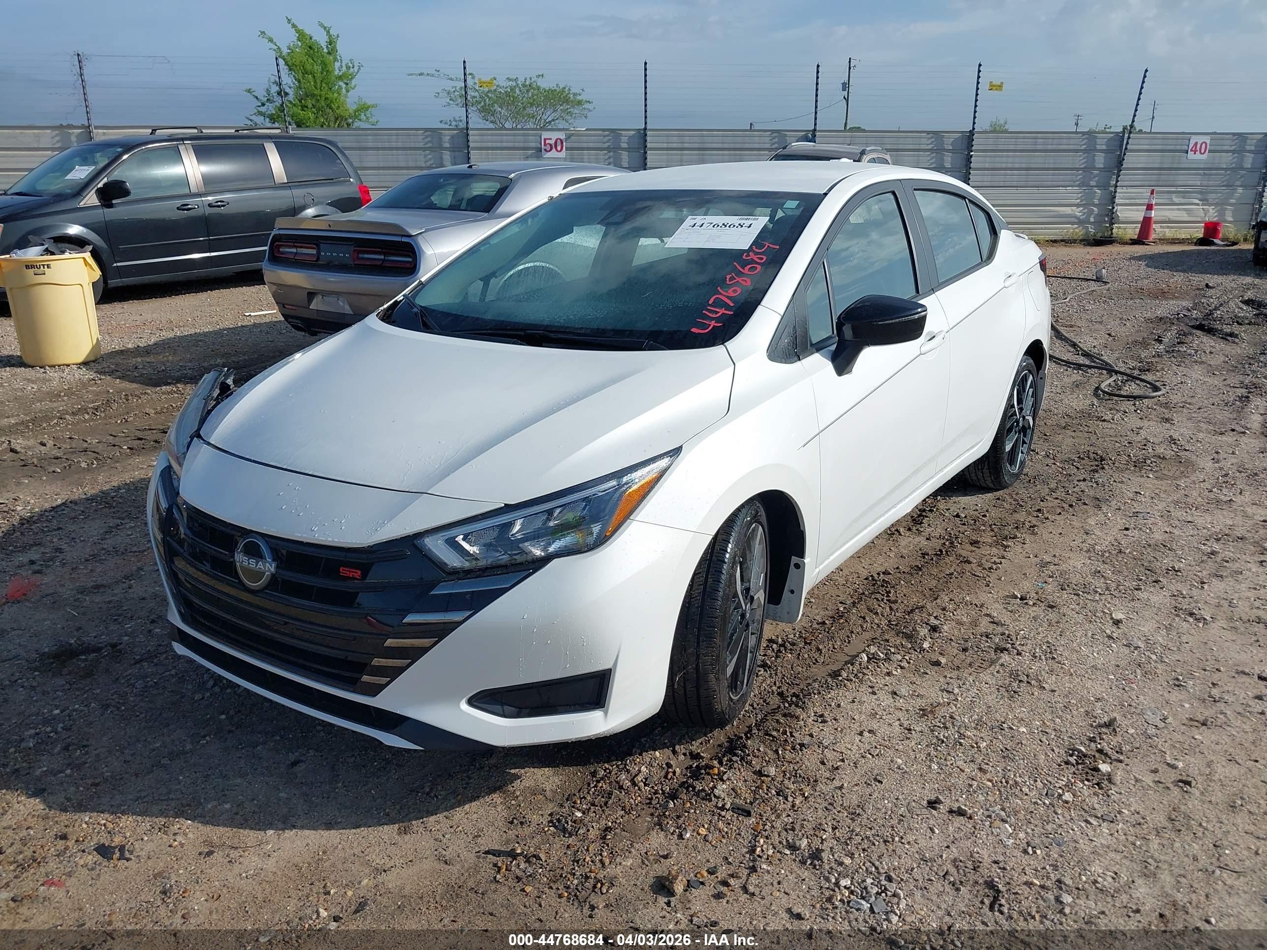 NISSAN VERSA image 2